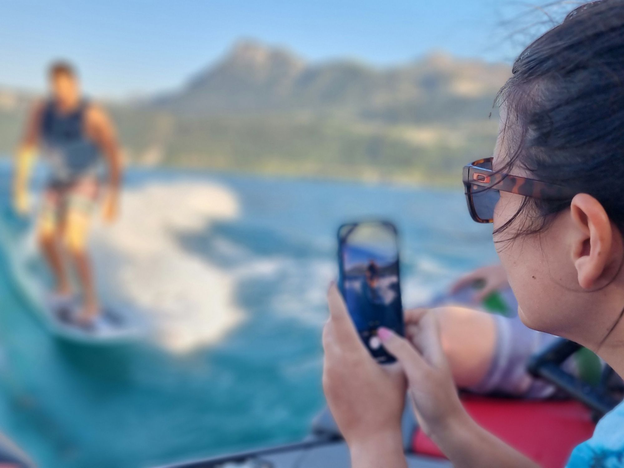 Wakesurfen: Sporters surft op het water tijdens het wakesurfen in Zwitserland.