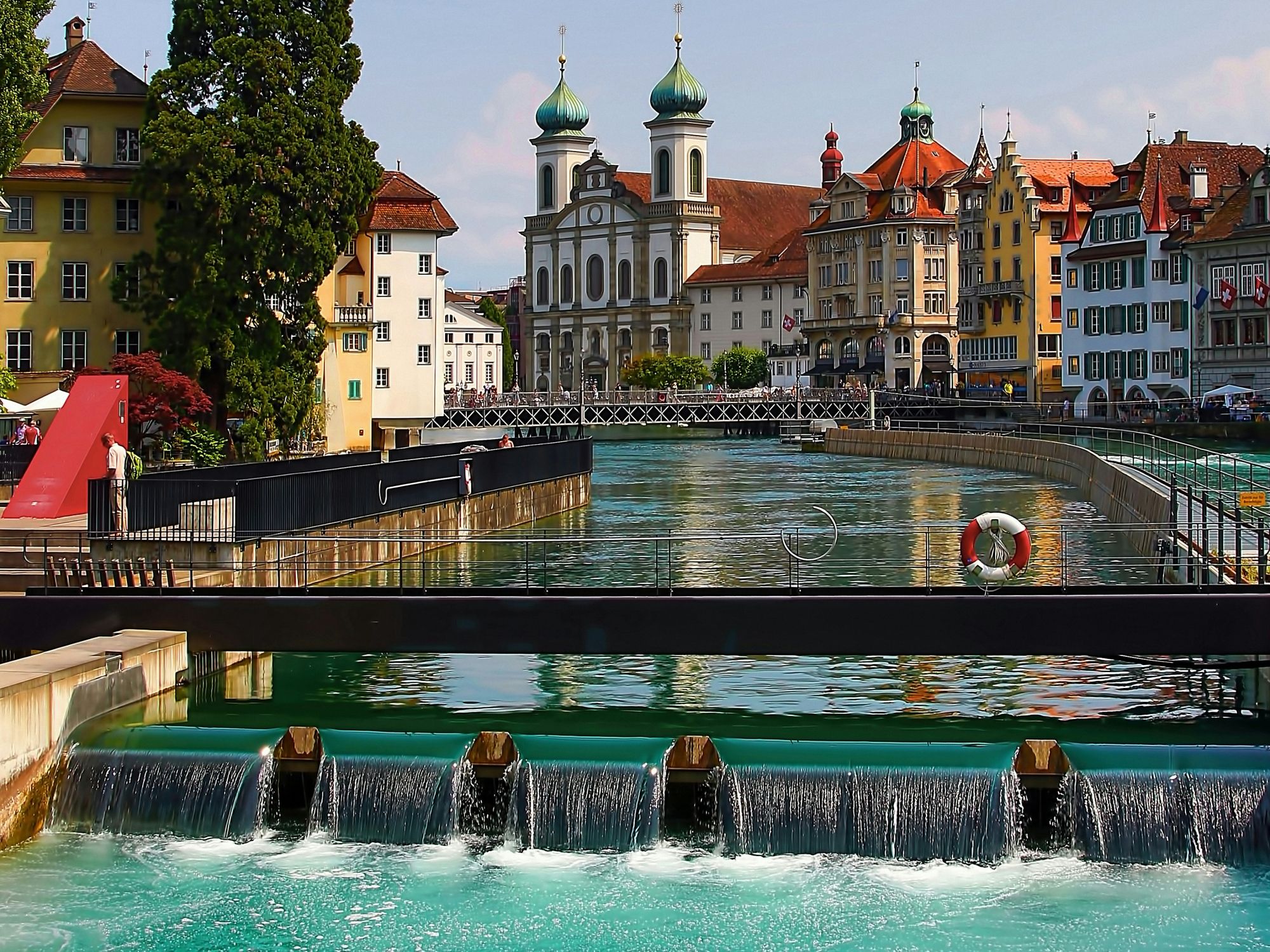 लूसर्न: गर्मियों में ब्रिज, नदी और ऐतिहासिक इमारतों के साथ चित्रकला पुराना शहर