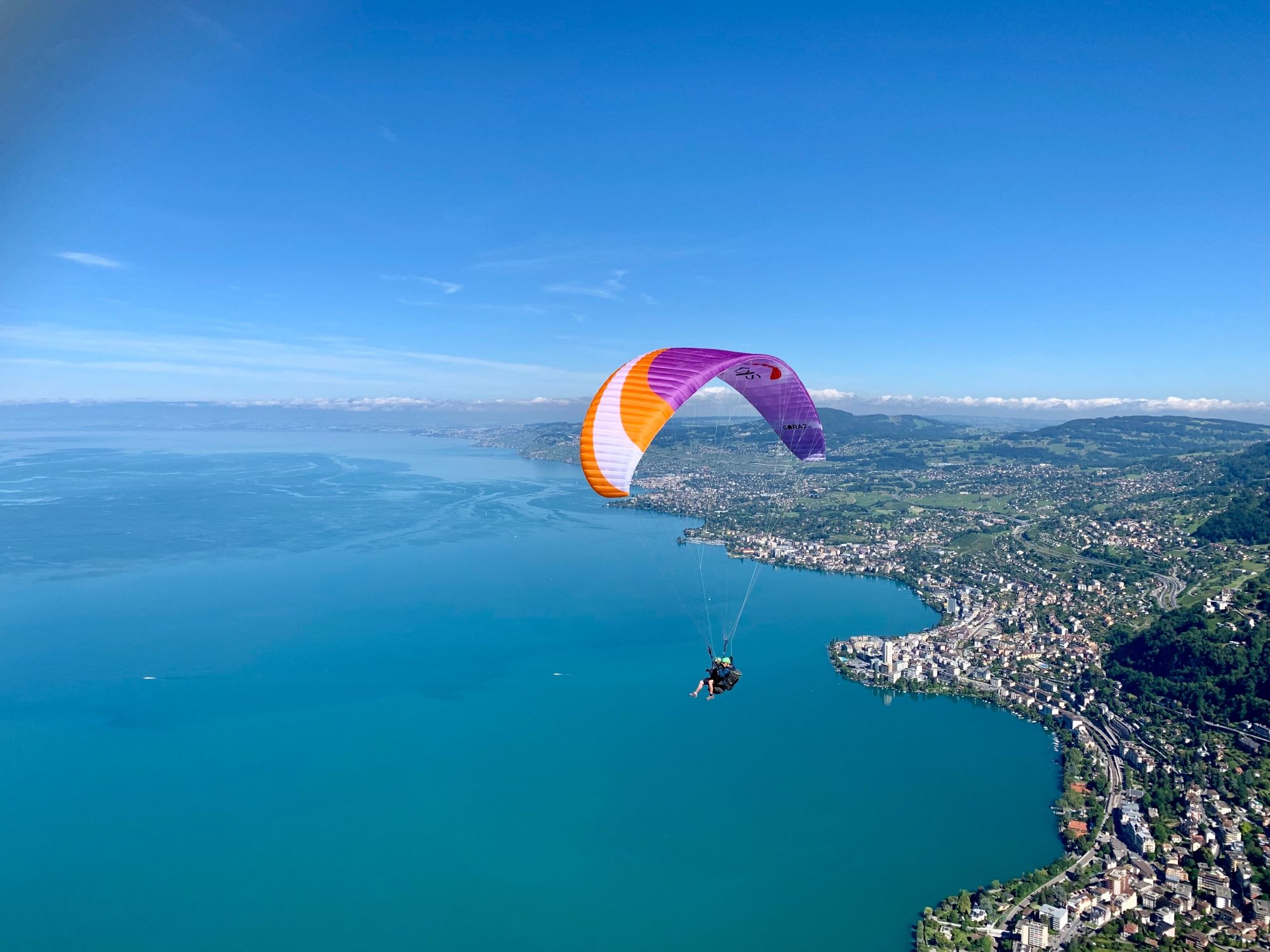 पैराग्लाइडिंग: जेनिवर झील और शानदार दृश्यों का आनंद लें टेंडम उड़ान के साथ