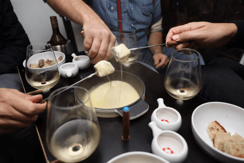 Fondue: Njut med vänner på vinteräventyr, ostfondue och social samvaro.
