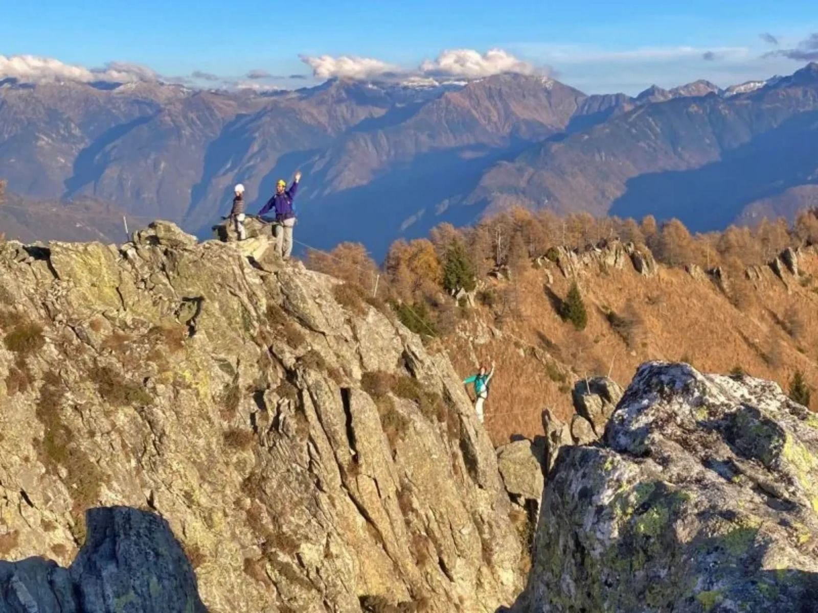 Klatrestræk Tessin: Oplev klatring i klipperne med venner i den naturlige schweiziske bjergverden.