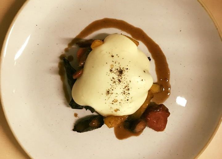 Eten: Gourmetgerecht met groenten en saus, ideaal voor fijnproevers en wijnroutes