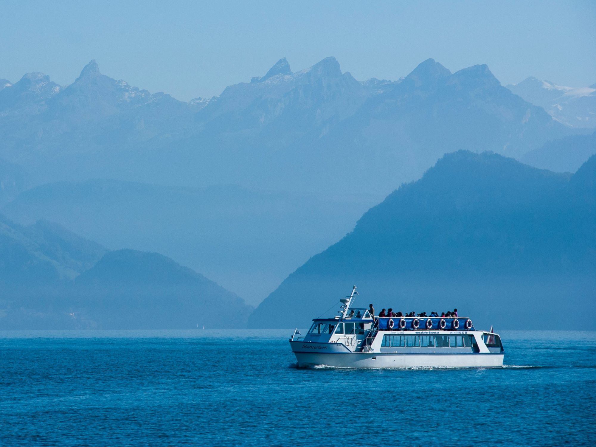 Pilatus: Schiff auf dem Vierwaldstaettersee, umgeben von Bergen und traumhafter Natur.