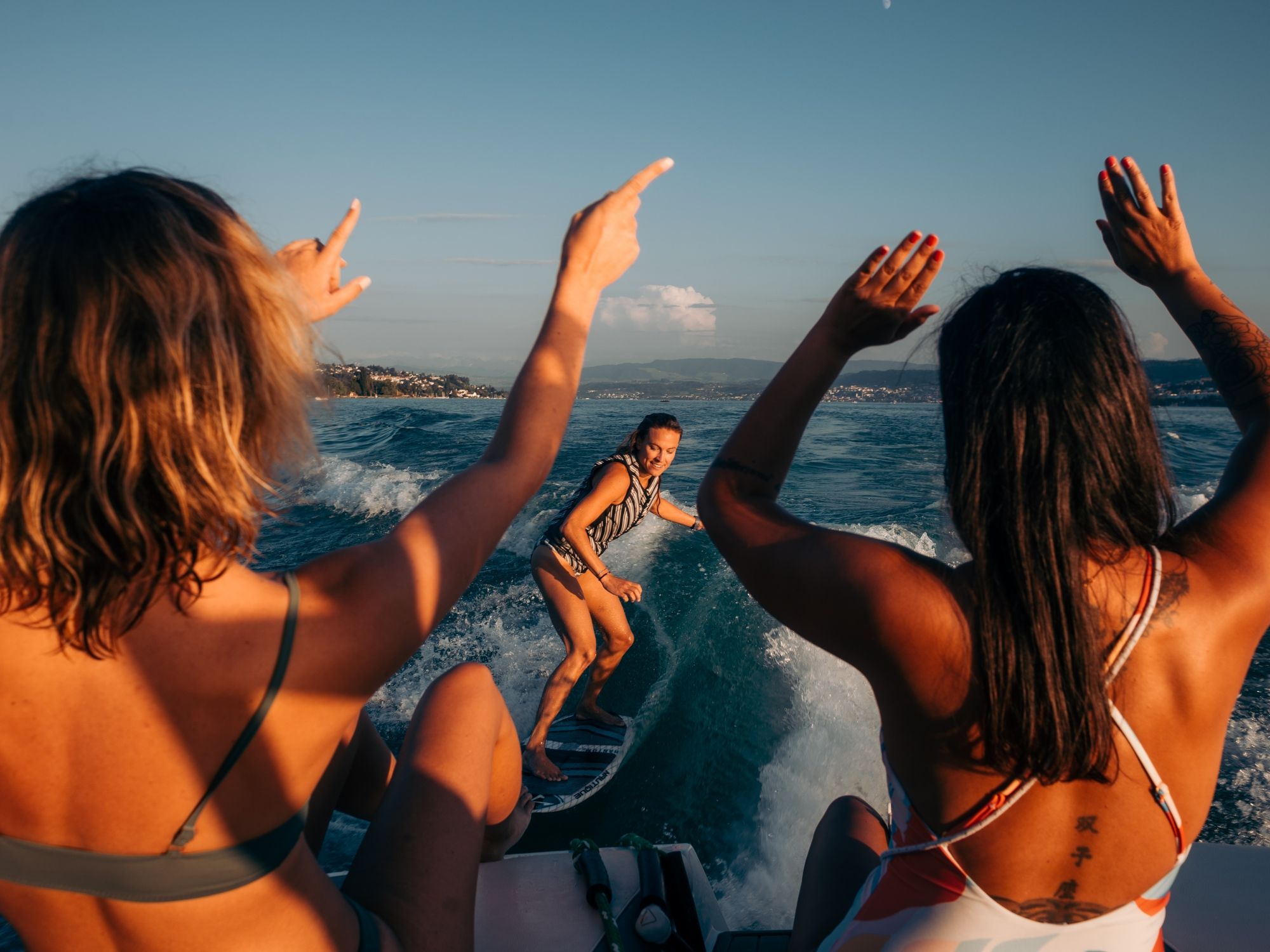 Wakesurfen am Zürichsee: Geniesse das private Bootserlebnis mit Freunden im Sommer.