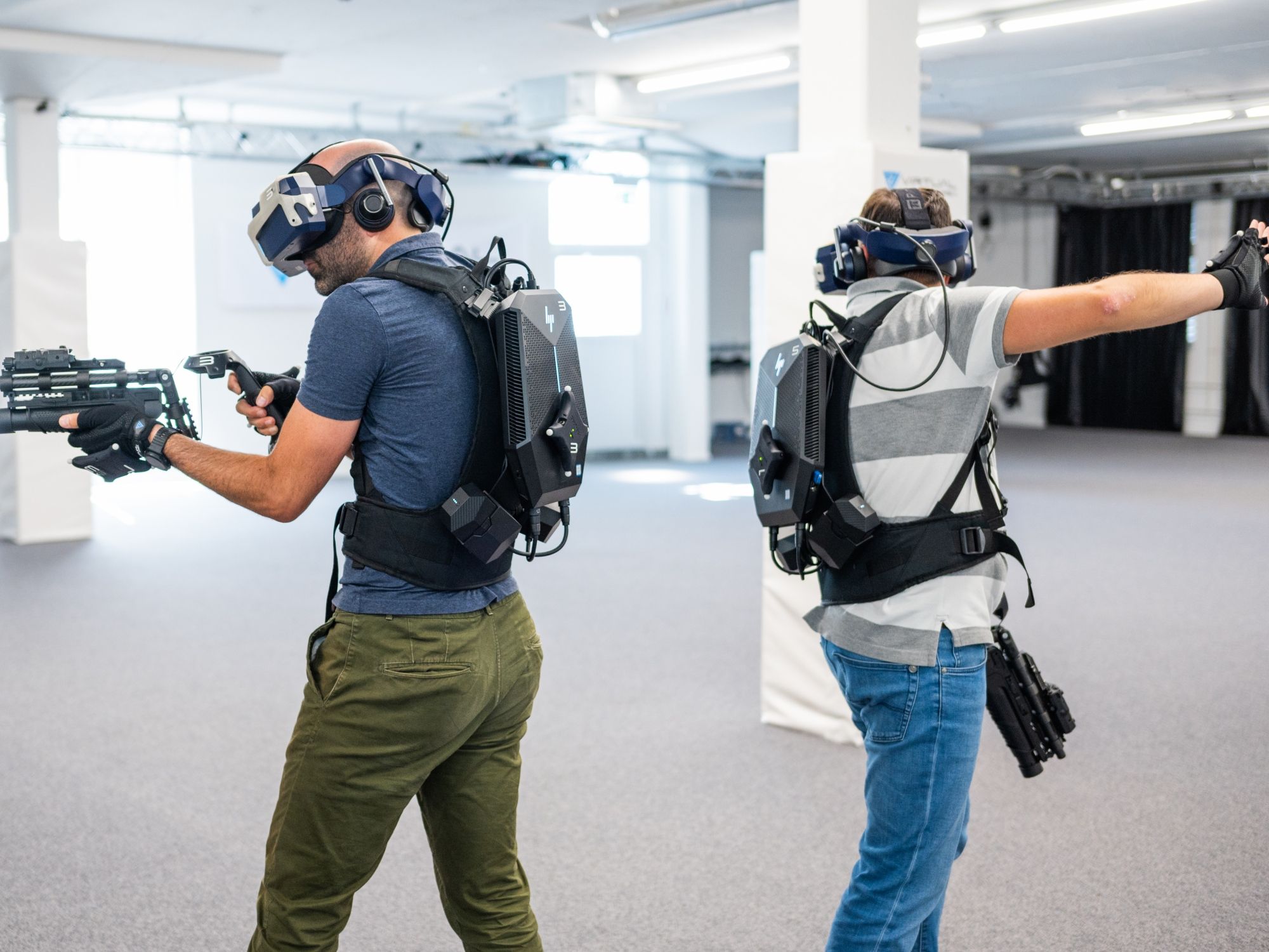 VRゲーム：2人のプレイヤーがアクションを繰り広げ、バーチャルリアリティ、チームワーク、スリル、インタラクションを体験する。