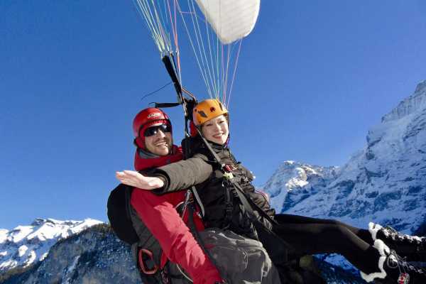 การเล่นร่มร่อนที่บีอาเทนเบิร์กท่ามกลางภูเขาที่ถูกปกคลุมด้วยหิมะในฤดูหนาว.