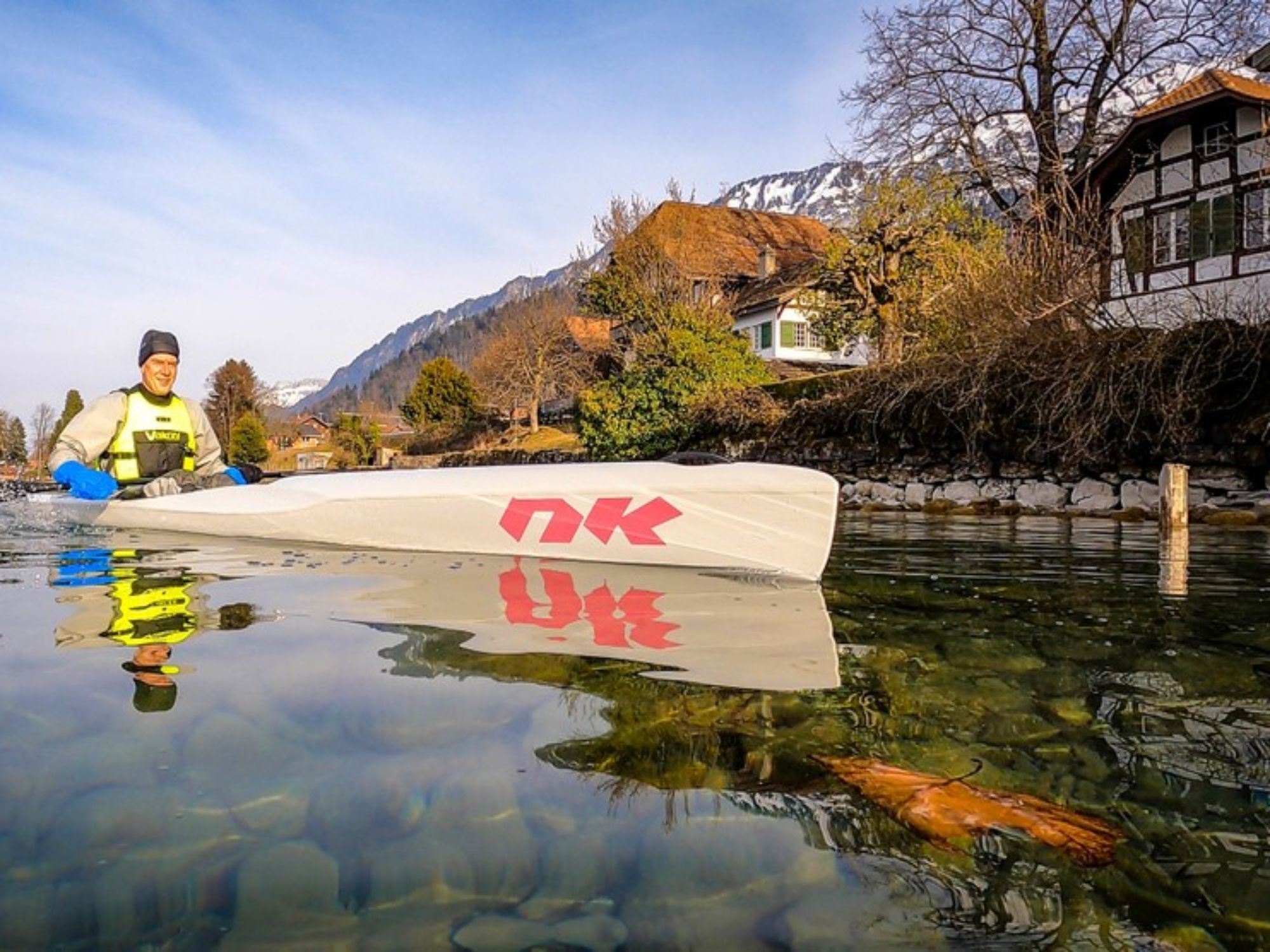 Lago di Thun: Corso di prova con kayak, circondati da montagne e natura – ideale per avventure e attività di gruppo.