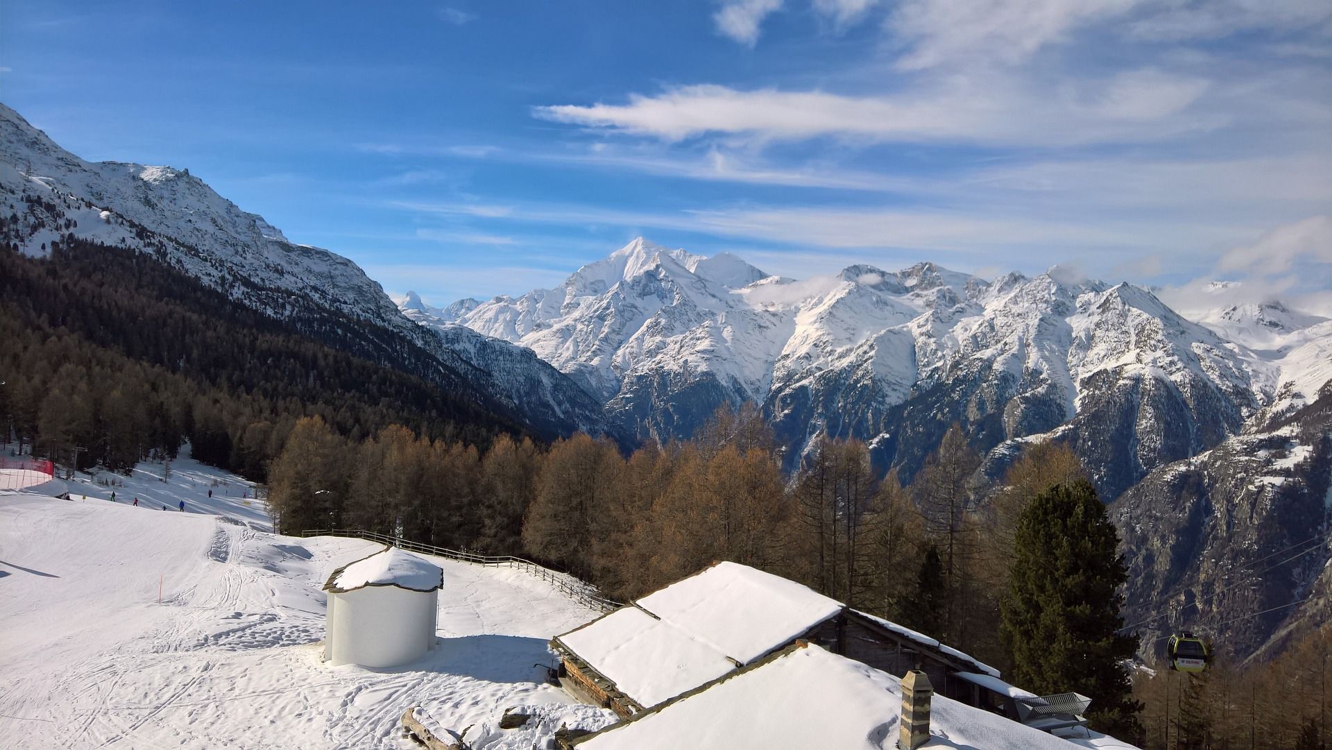 Grächen: winter mountain landscape with snow-covered peaks and clear blue sky.