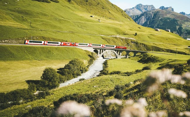Glacier Express: Descoperă peisajul verde de vară al Elveției cu munți și râuri.