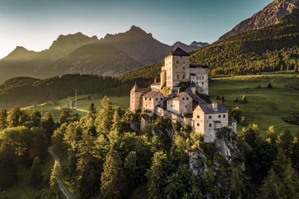 Hügel mit Schloss Tarasp (Foto: Schweiz Tourismus Jan Geerk)