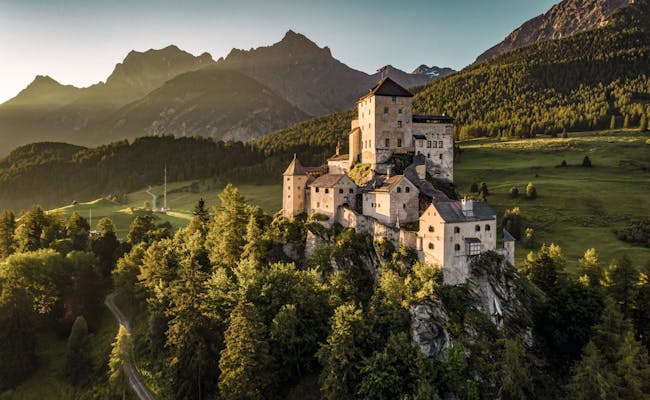 Colline avec château de Tarasp (photo : Suisse Tourisme Jan Geerk)