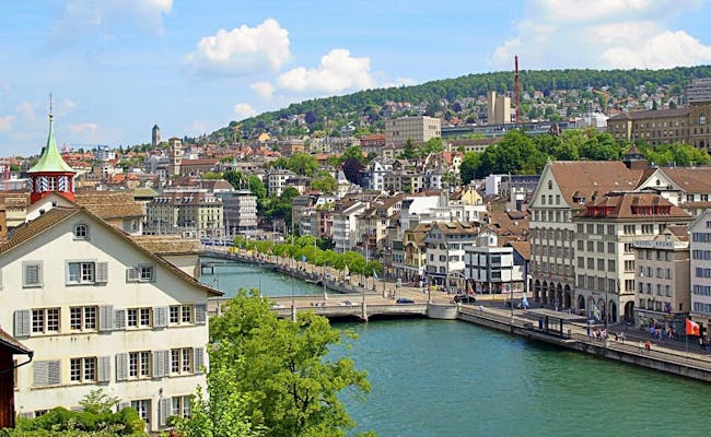 Zúrich: Vista del Lindenhof con casas pintorescas y agua fluyendo en la ciudad