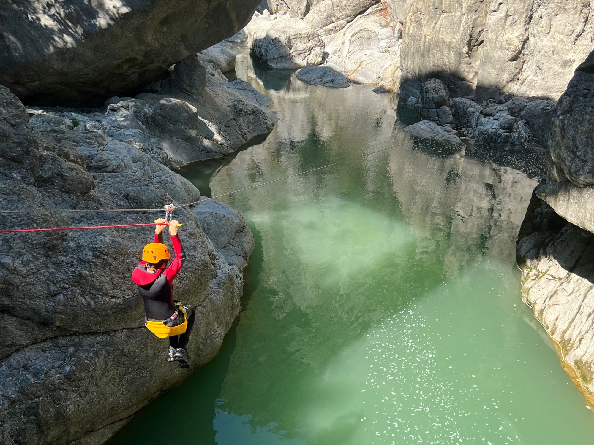Canyoning: Eventyr i naturen med eksperter, fantastiske kløfter og vandfald
