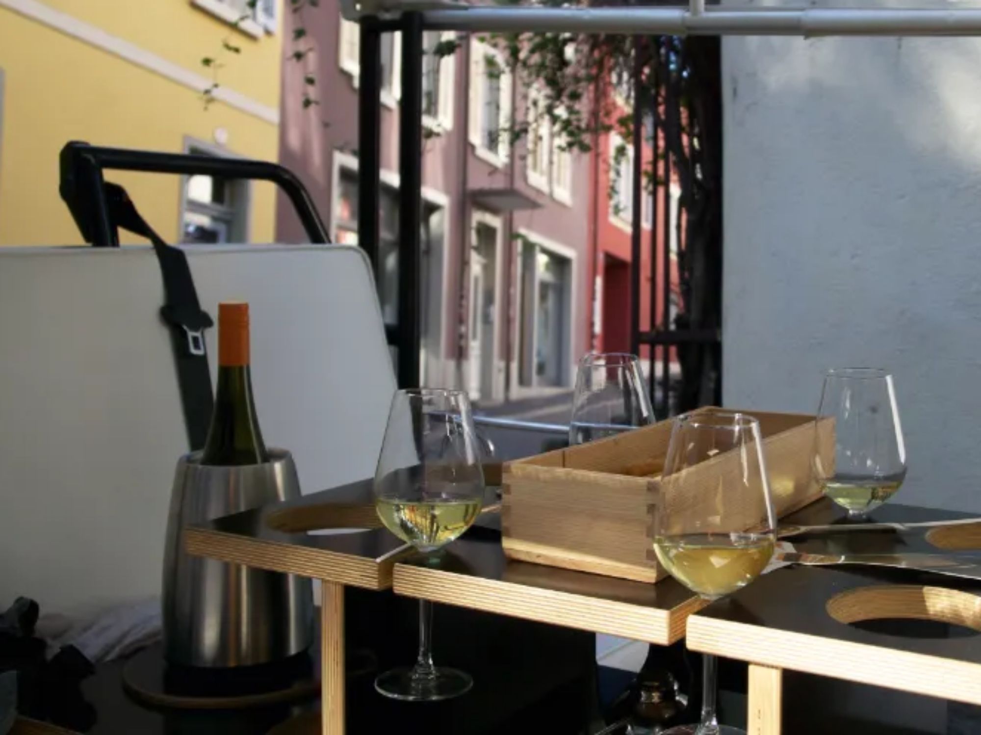 टुक टुक में वाइन: शहर में एक अनूठे वाइन अनुभव के साथ आराम करें।