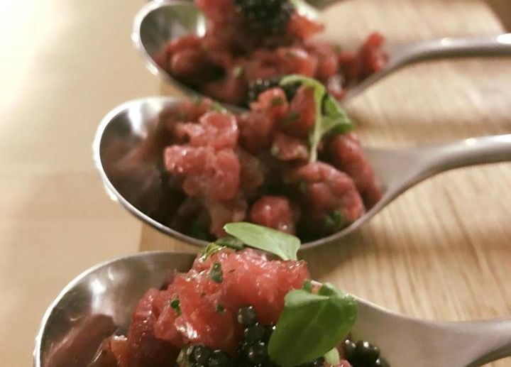 Eten: Fijne gourmetgerecht en creatieve wijncombinaties tijdens de wijntour.