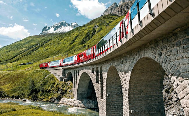 Pod cu podul cu Glacier Express înaintea minunilor din Alpi în Engadin în timpul verii.