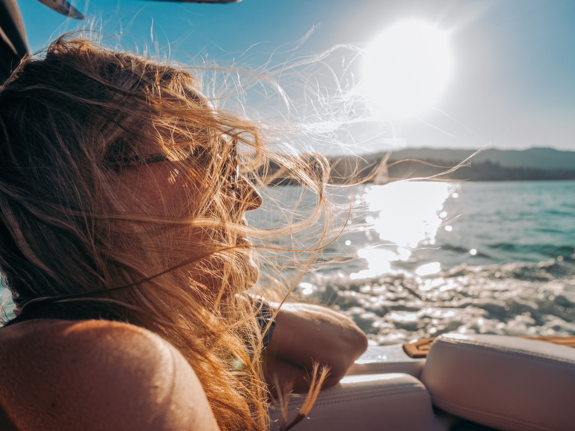 Wakesurfen: Genieße das Wassersportvergnügen auf dem Zürichsee im Sommer.