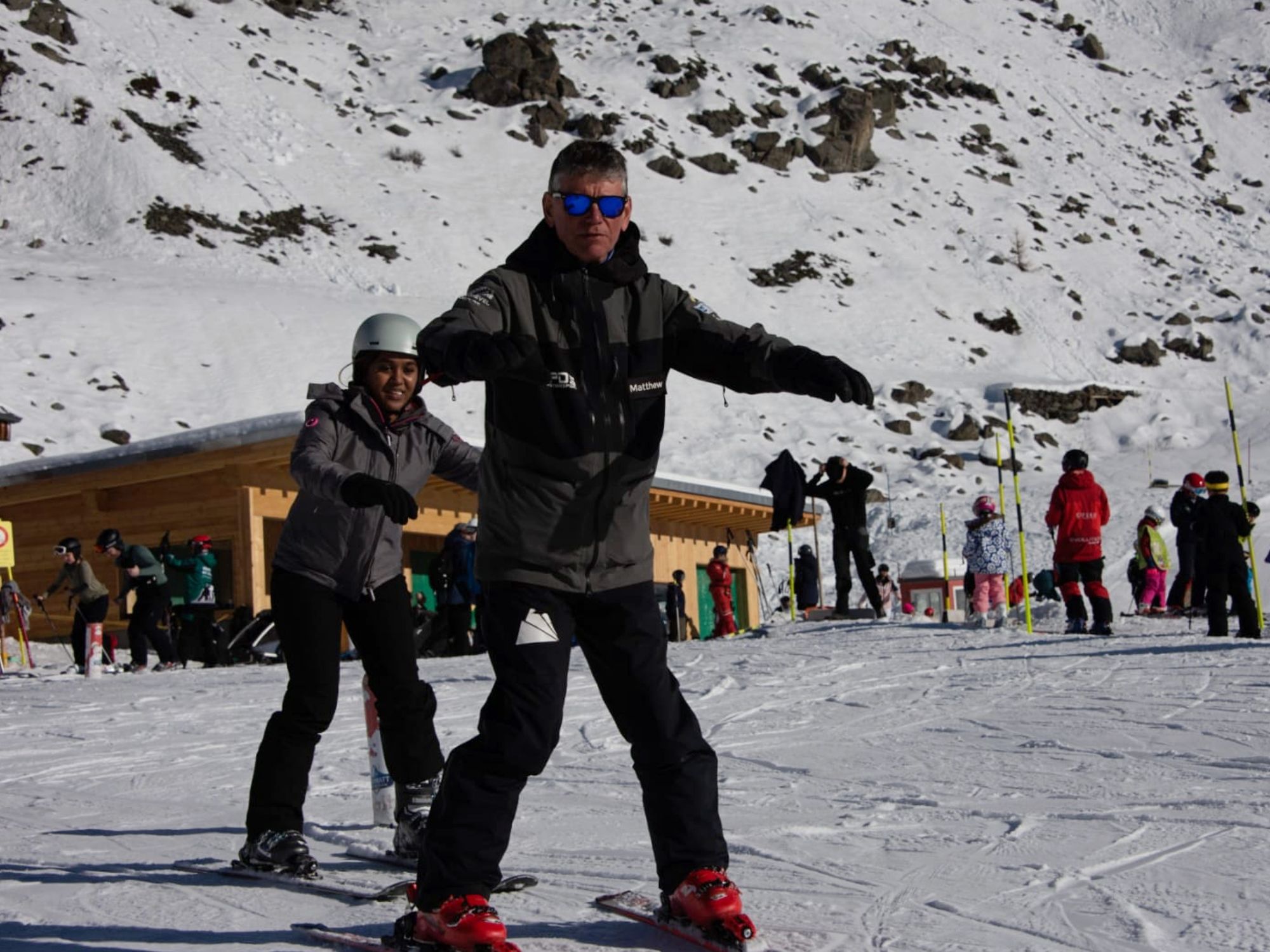Skischool: Oefen met skiën in Zermatt met professionele leraren, ideaal voor groepen en kinderen.