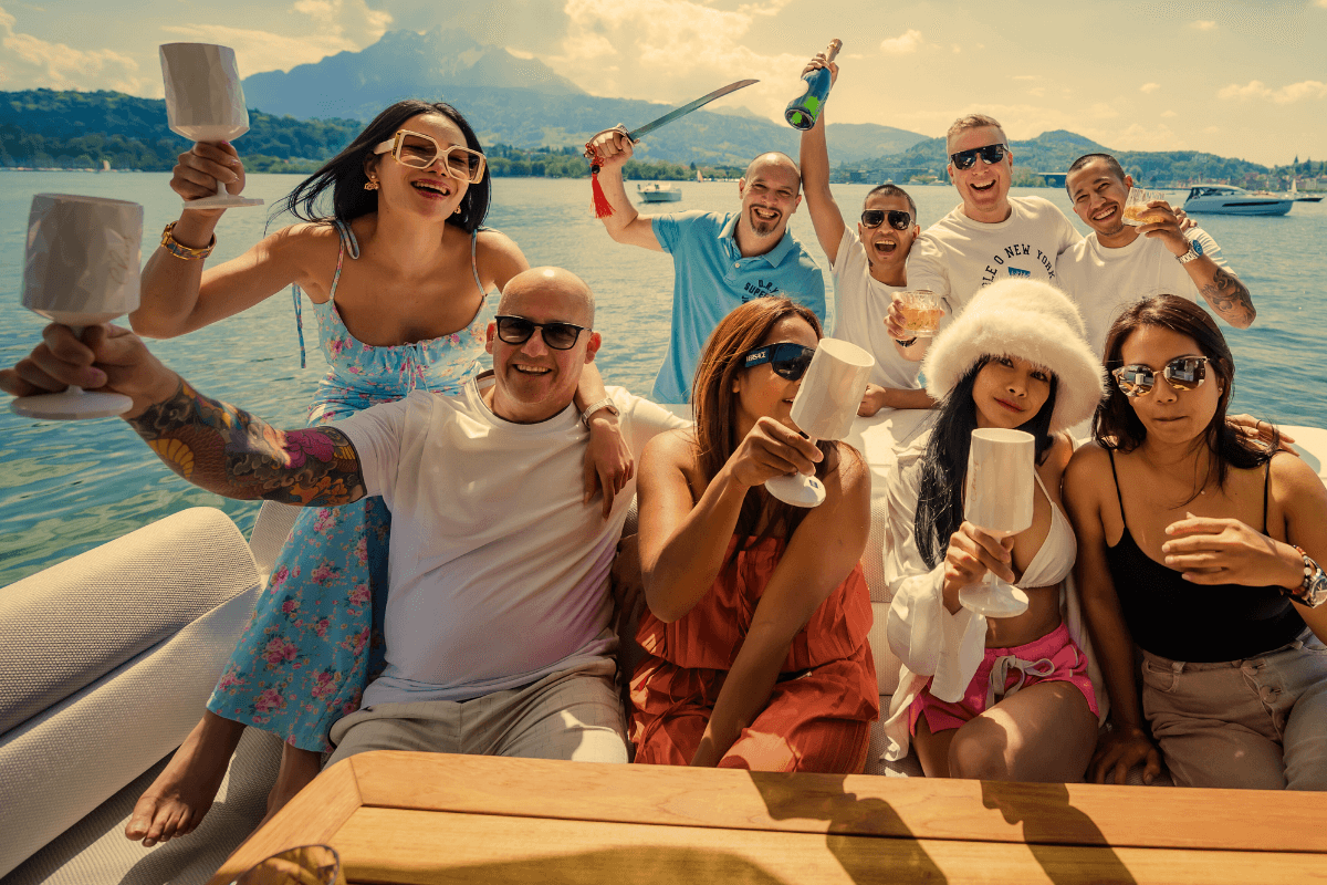 यॉट: समूह पानी पर खुशमिज़ाज मौज मस्ती कर रहा है, गर्मी, मज़ा, दोस्त