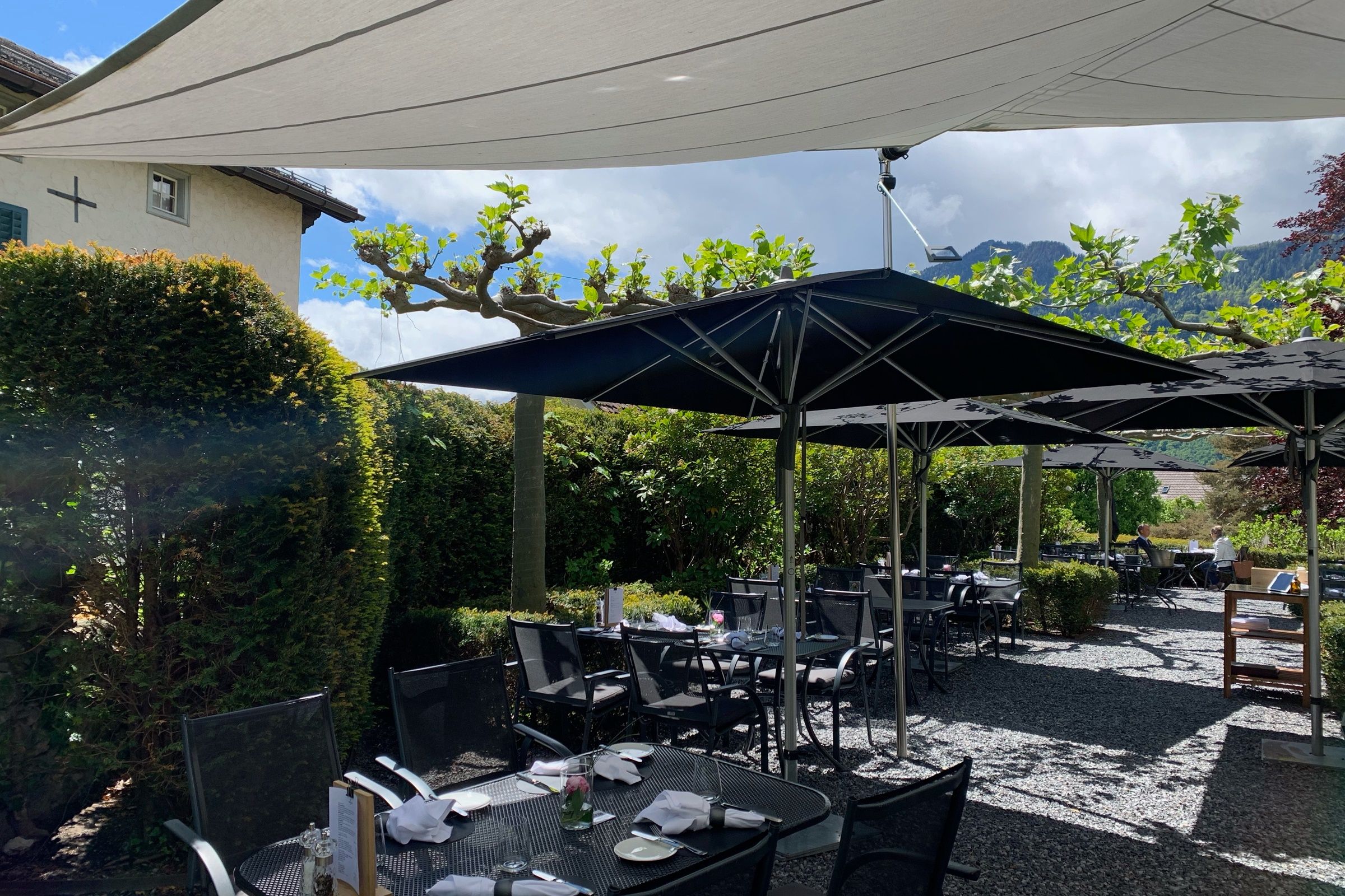 Castle Garden: beautiful garden with tables for wine and art tour in Hamburg