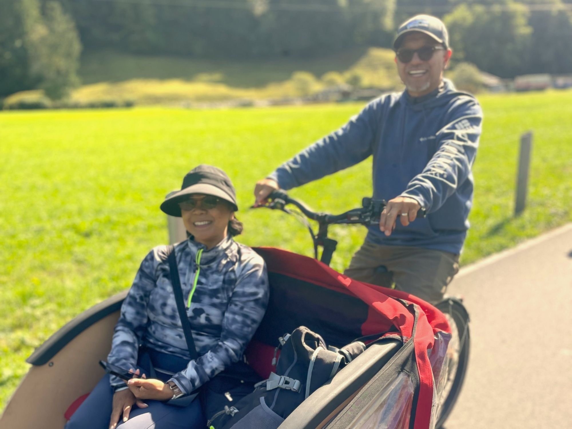 E-Bike Tour: Entspanne in Interlaken mit Cargo E-Bikes und genieße die Landschaft.