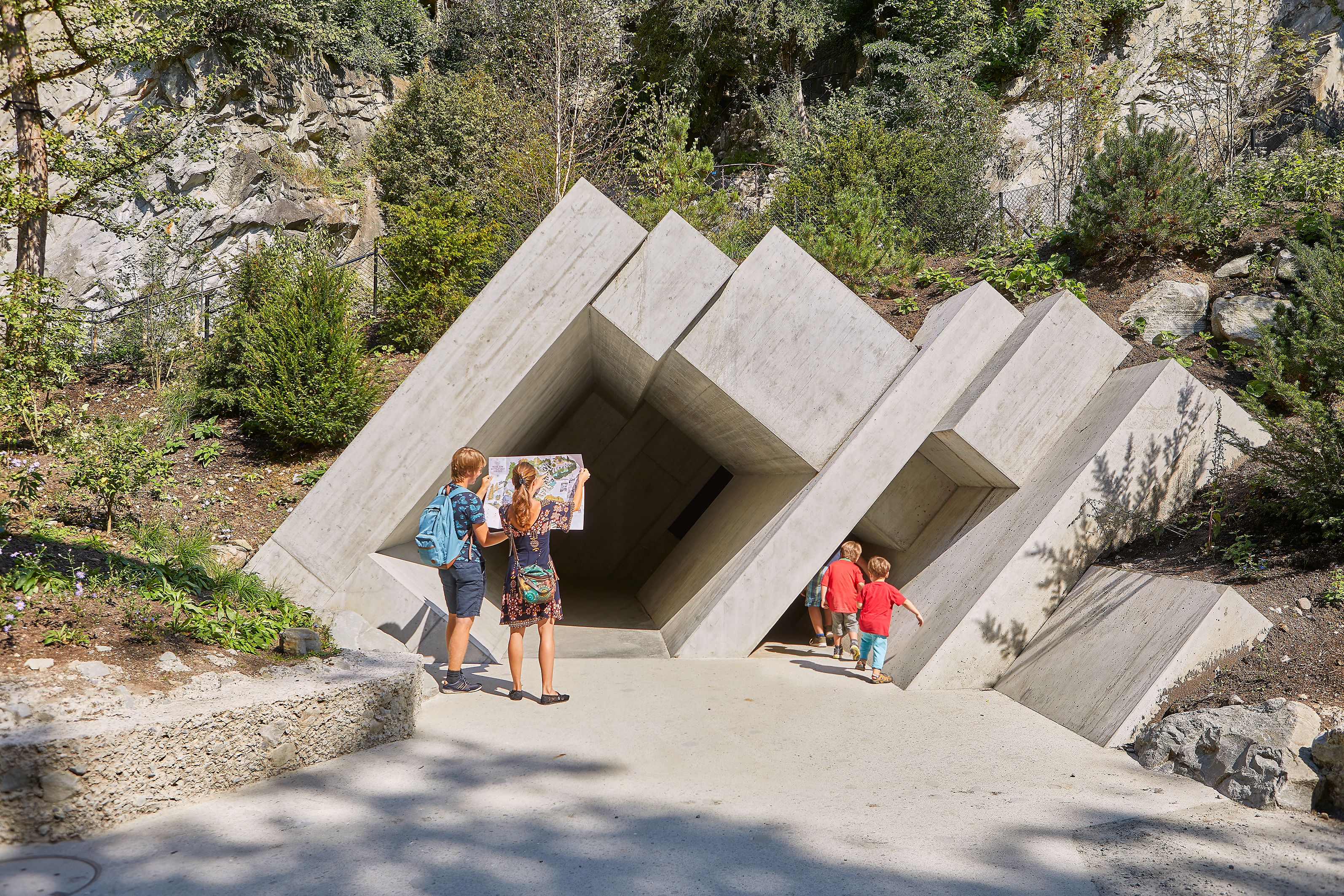 Pintu masuk Dunia Batu: Temui pintu masuk semula jadi yang unik bersama pelawat dan kawasan menarik di sekitarnya.