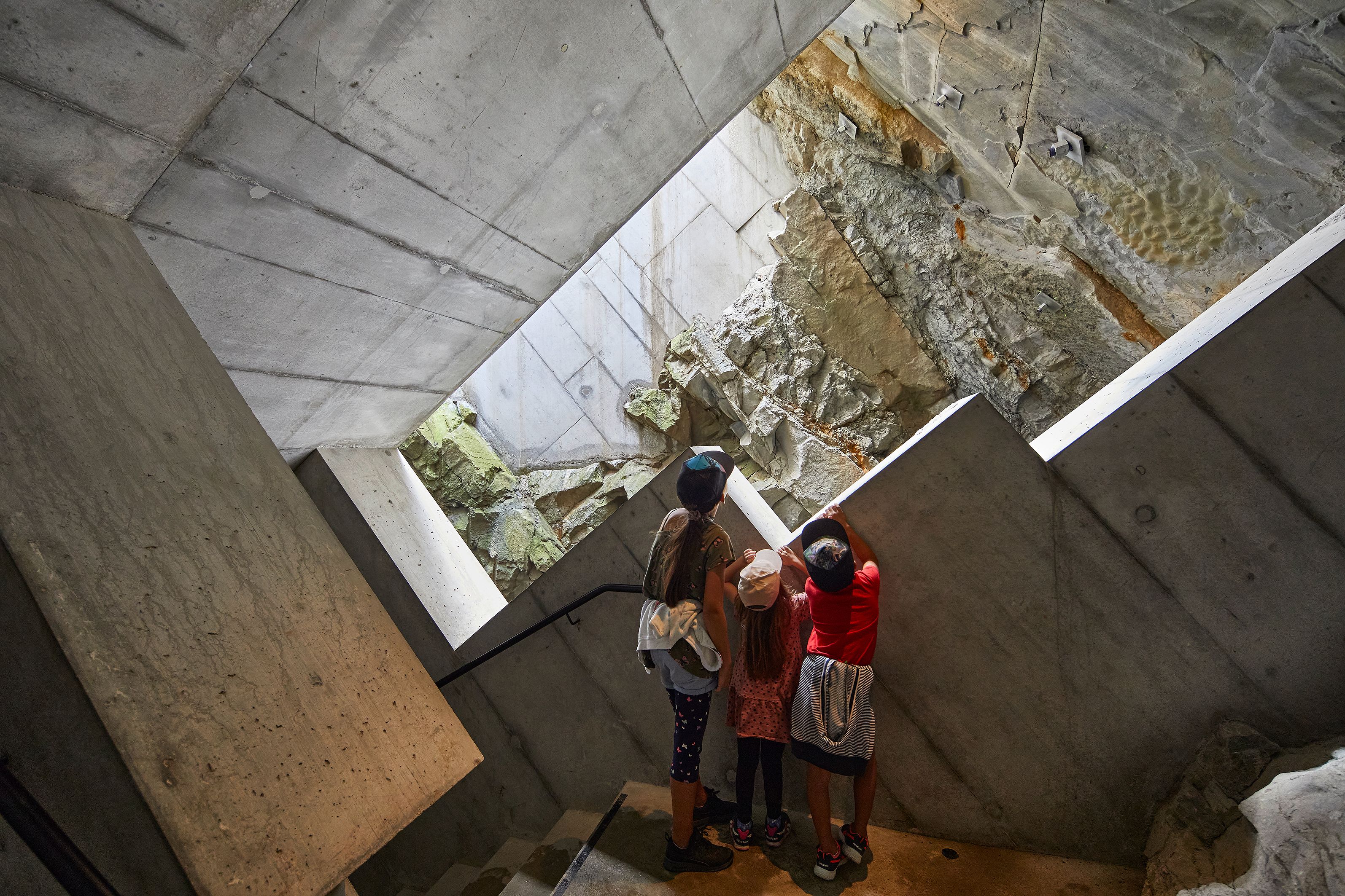Dunia Batu: seni bina yang menakjubkan dengan pengunjung yang meneroka alam semula jadi dan menikmati pengalaman.