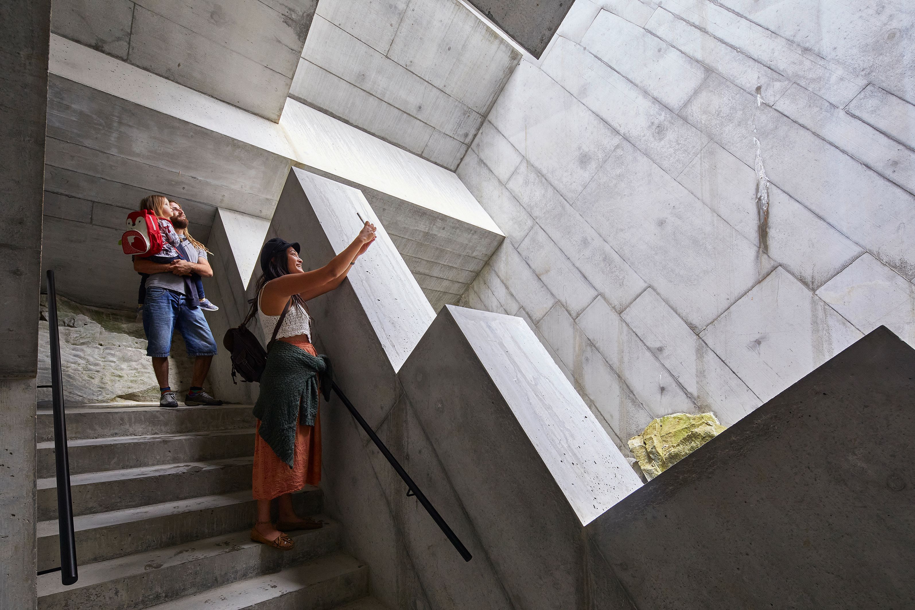 Dunia batu: Seni bina moden dengan pengunjung di kawasan batu yang menakjubkan alam semula jadi.