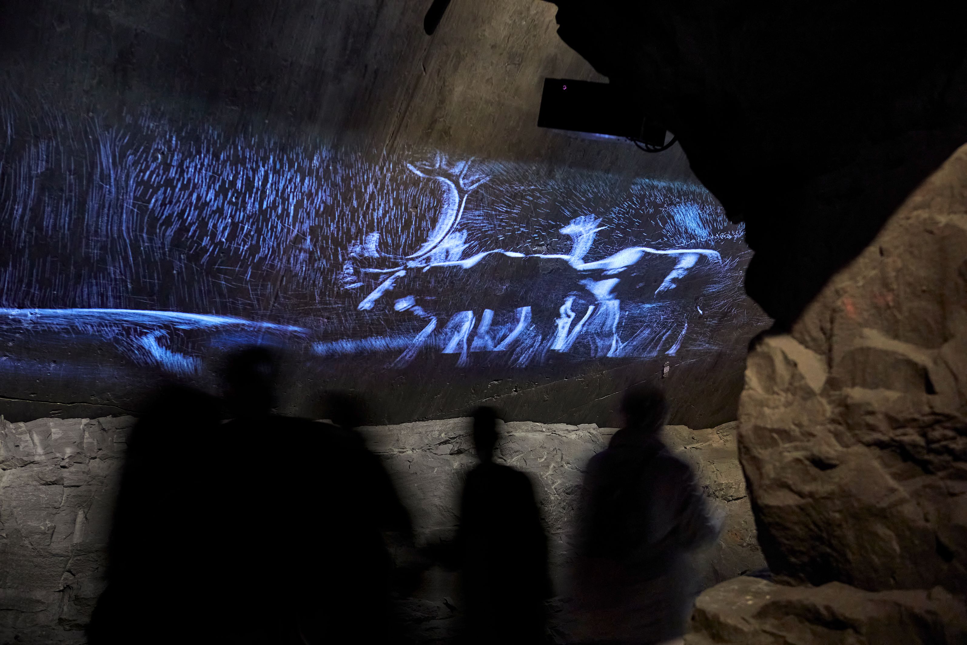 Projeksi Dunia Batu dengan Pengunjung, pertunjukan cahaya yang memukau dan landskap batu yang menakjubkan