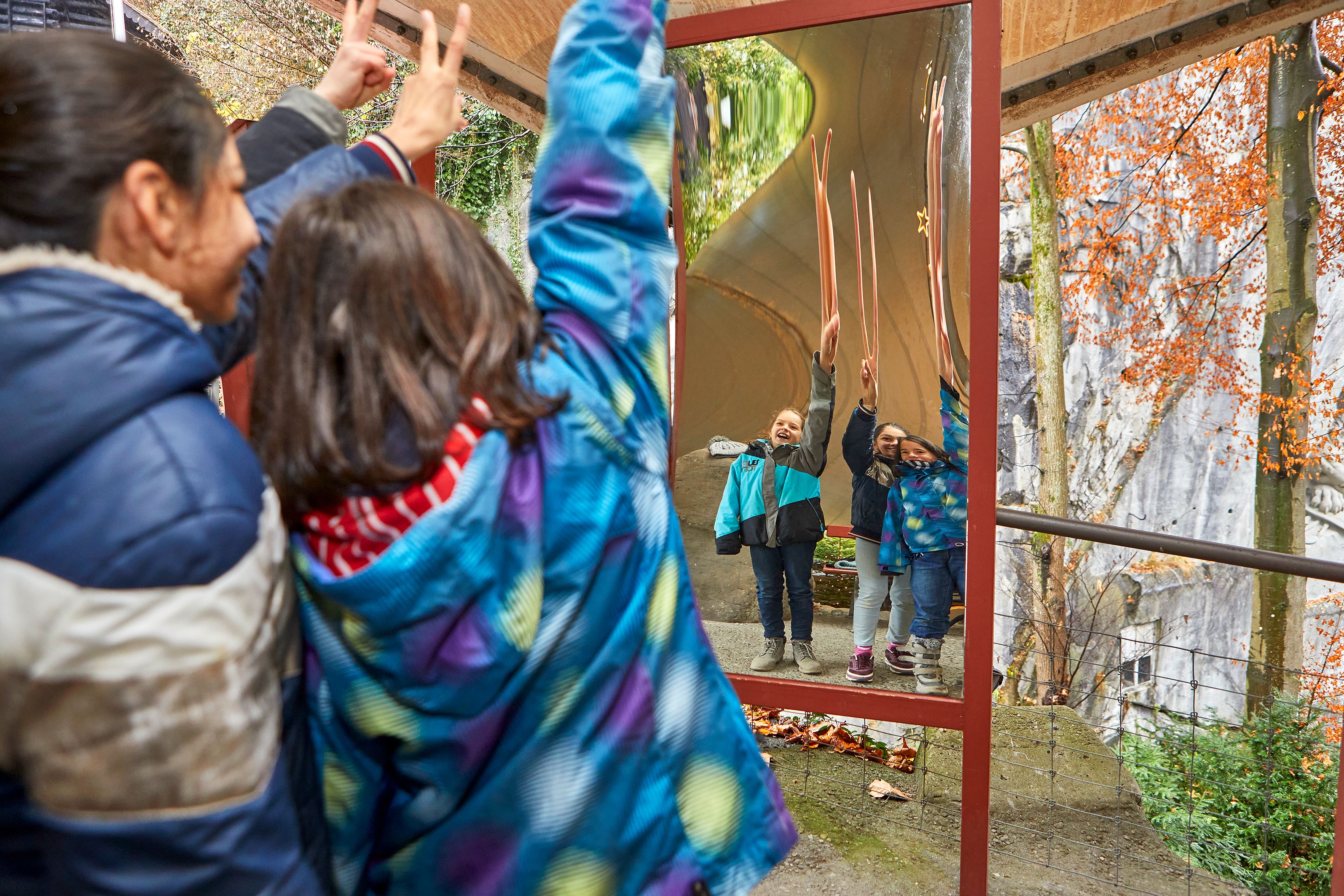 Gletschergarten: Kanak-kanak menemui cermin yang terdistorsi, berseronok dan bersemangat berpasukan alam semula jadi.