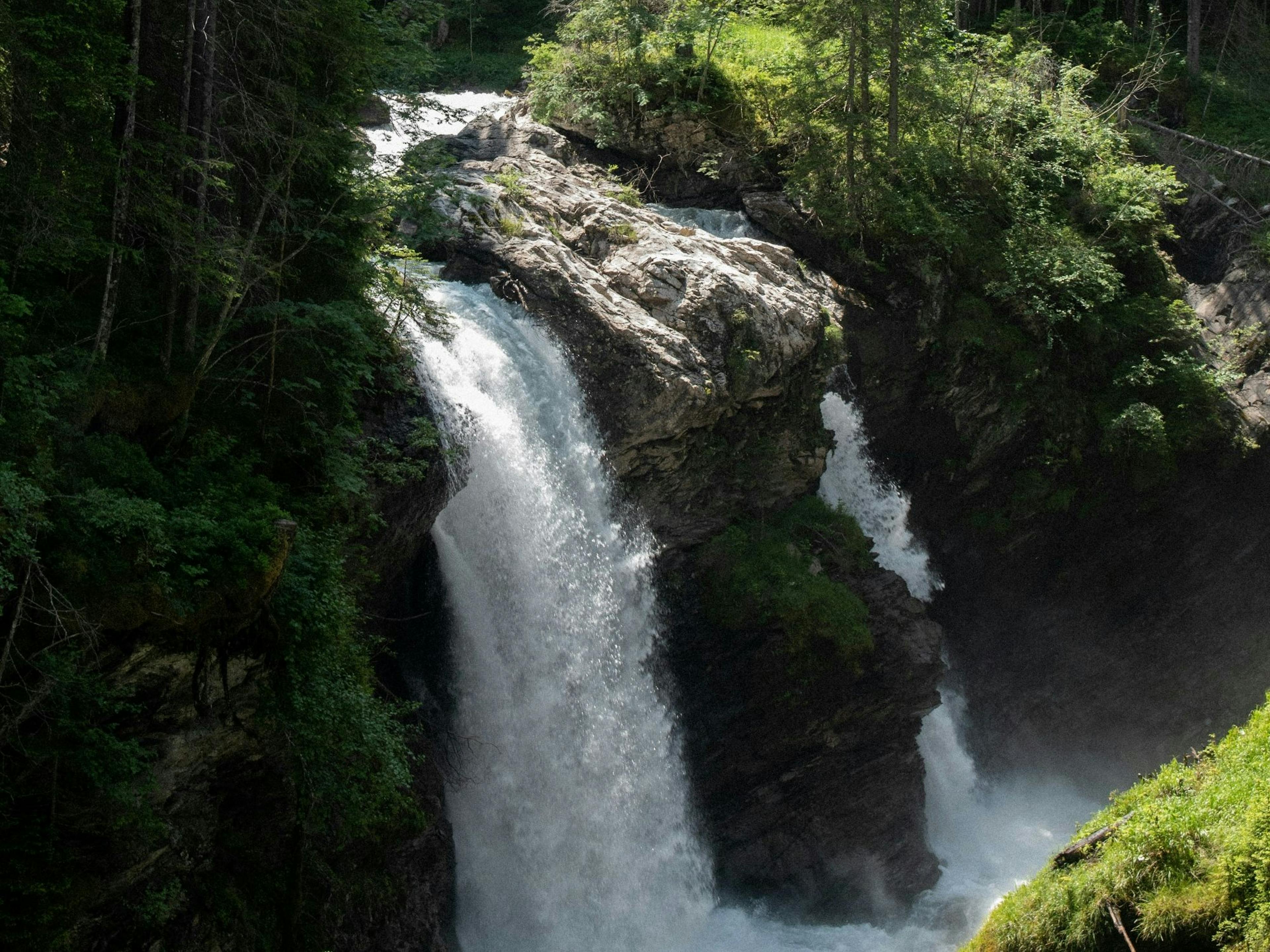 Cascata: Cascatas majestosas na natureza rodeadas de vegetação exuberante, ideal para atividades ao ar livre.