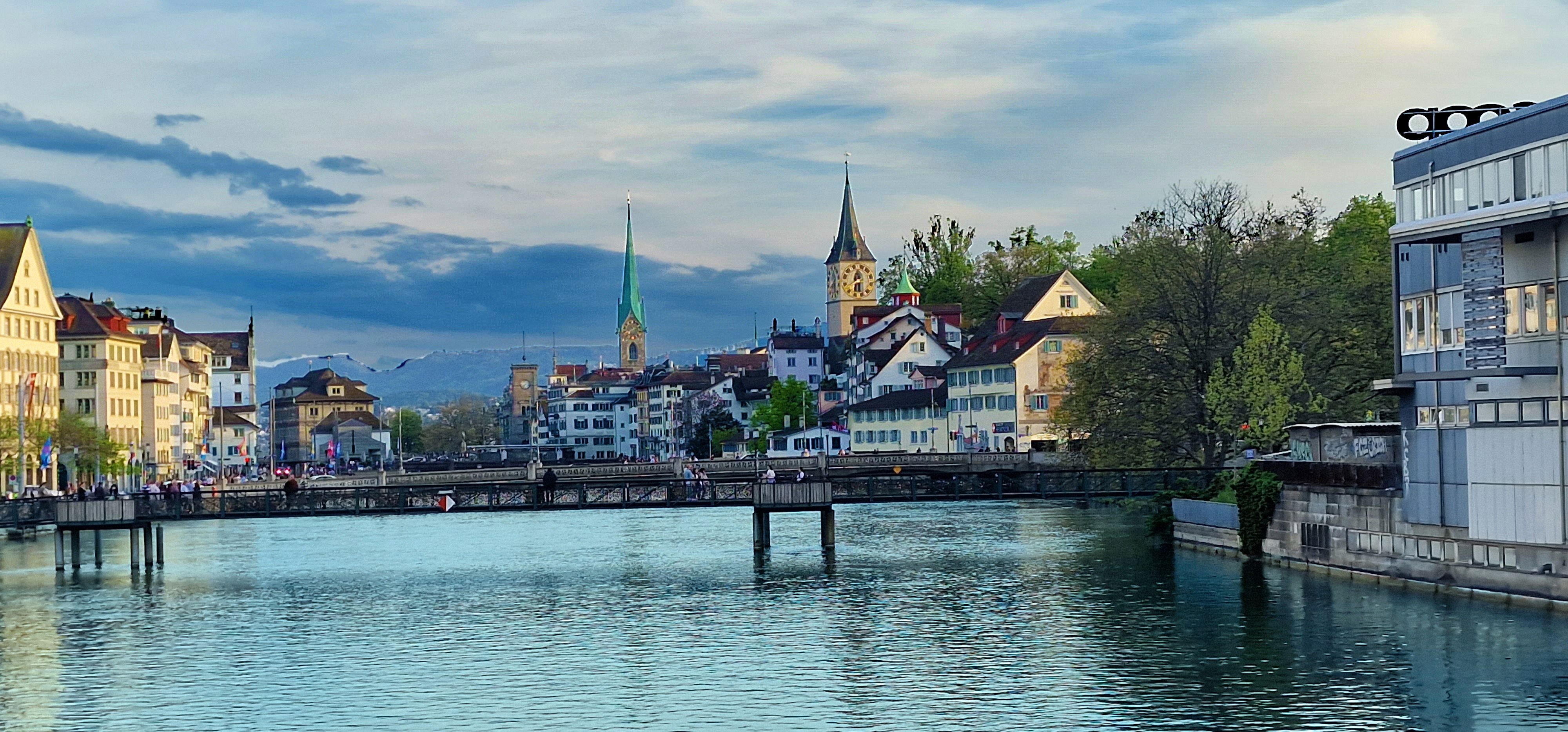 취리히: 역사적인 건물과 리마트 강변이 있는 아름다운 호수 도시 전경.