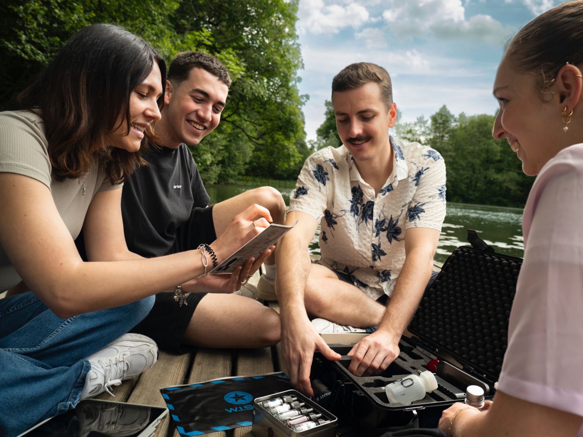 Квест-игра в Санкт-Галлен: группа разгадывает загадку у воды с Operation Mindfall.