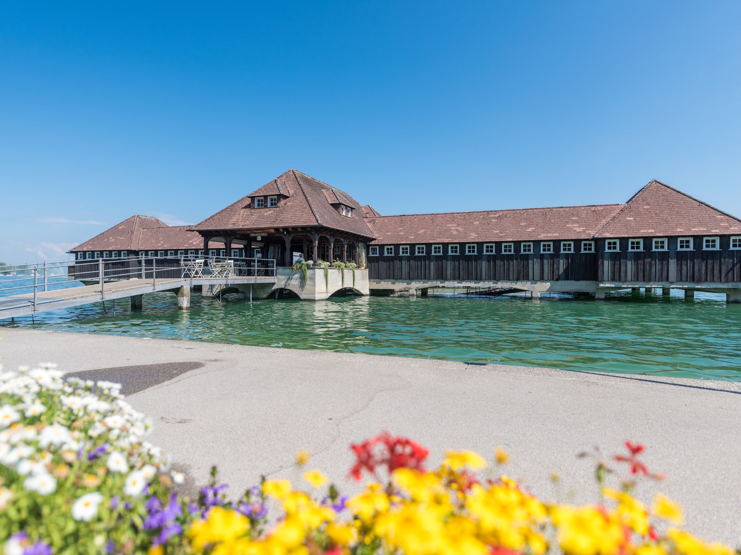 Badehuette de Rorschach : vue sur l'eau et les environs, idéale pour les activités estivales.