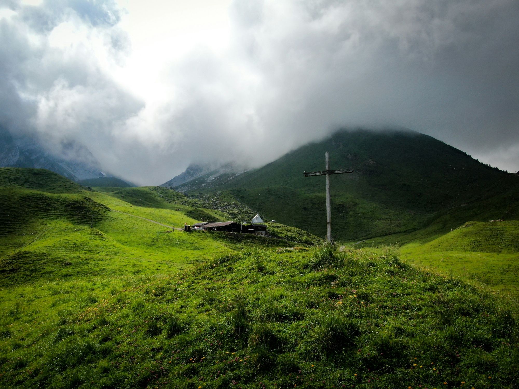 Клевенальп: зеленый горный пейзаж с облаками, идеально подходит для прогулок и природных впечатлений.