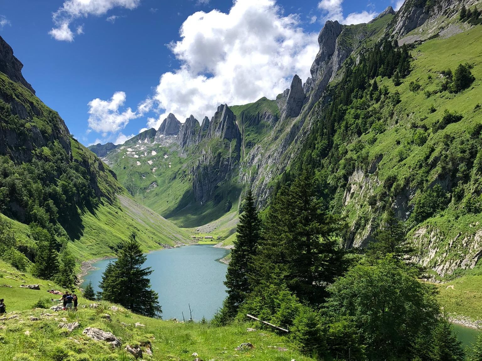 Panorama montano al Fälensee con montagne verdi e acqua cristallina, ideale per gli amanti della natura e per gli escursionisti.