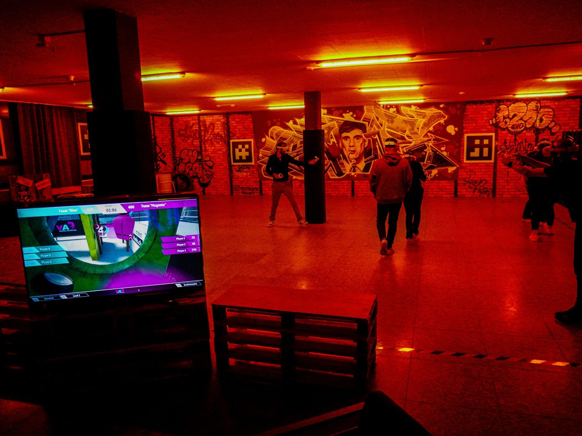 Aventura Virtual: Vive aventuras emocionantes num ambiente criativo com graffiti e jogos interativos.