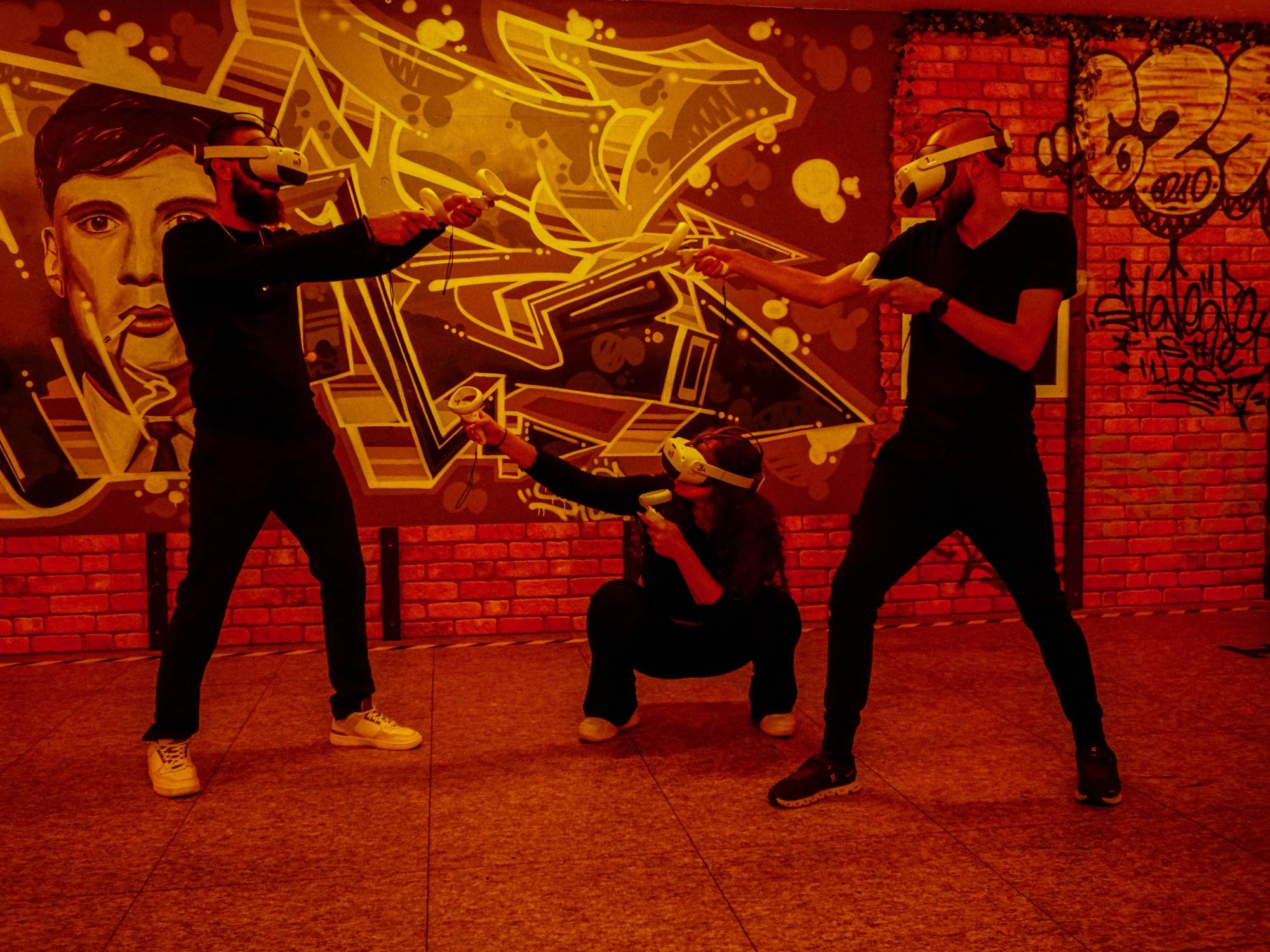 Wirtualna przygoda: ekscytujące doświadczenie VR z przyjaciółmi w miejskim otoczeniu, dla wszystkich miłośników przygód.