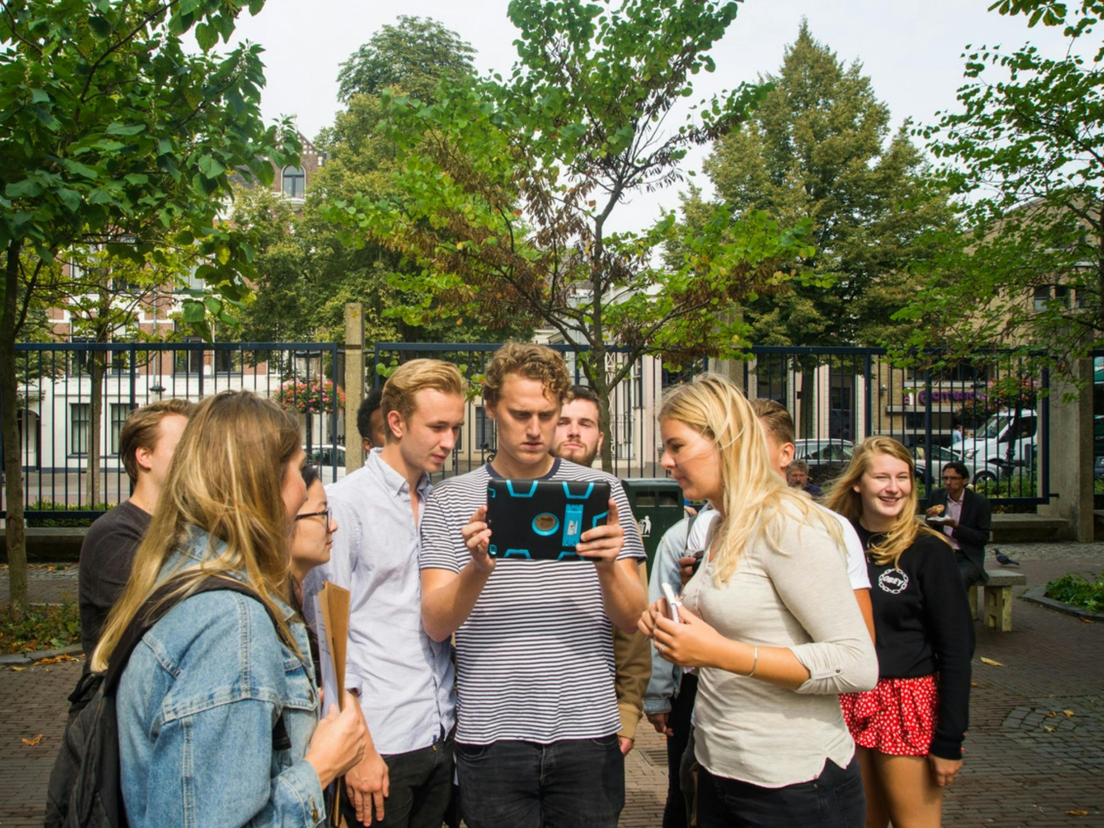 Escape Game met vrienden in de stad, spannend avontuur voor groepen, teamwork en plezier.