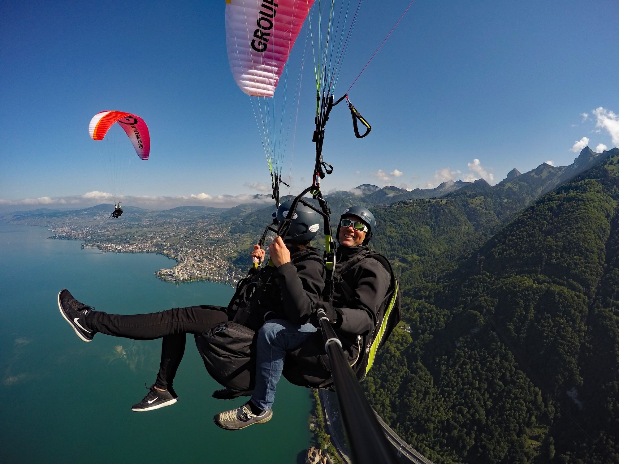 जैनेर झील के ऊपर पैराग्लाइडिंग, पर्वतों के दृश्य के साथ टैंडम उड़ान का अनुभव करें।