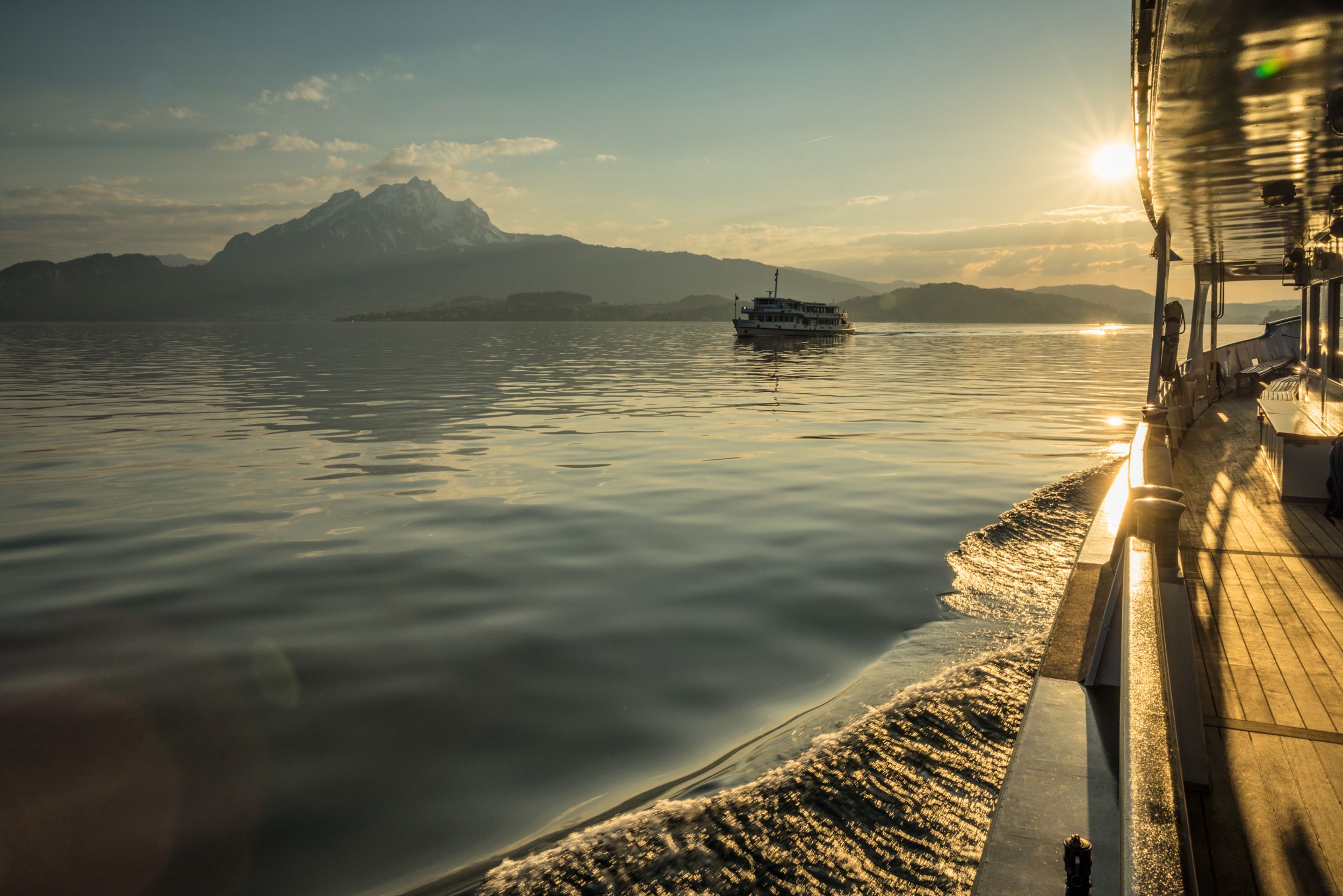Lac des Quatre-Cantons : Détends-toi en naviguant avec des montagnes et une belle vue en Suisse.