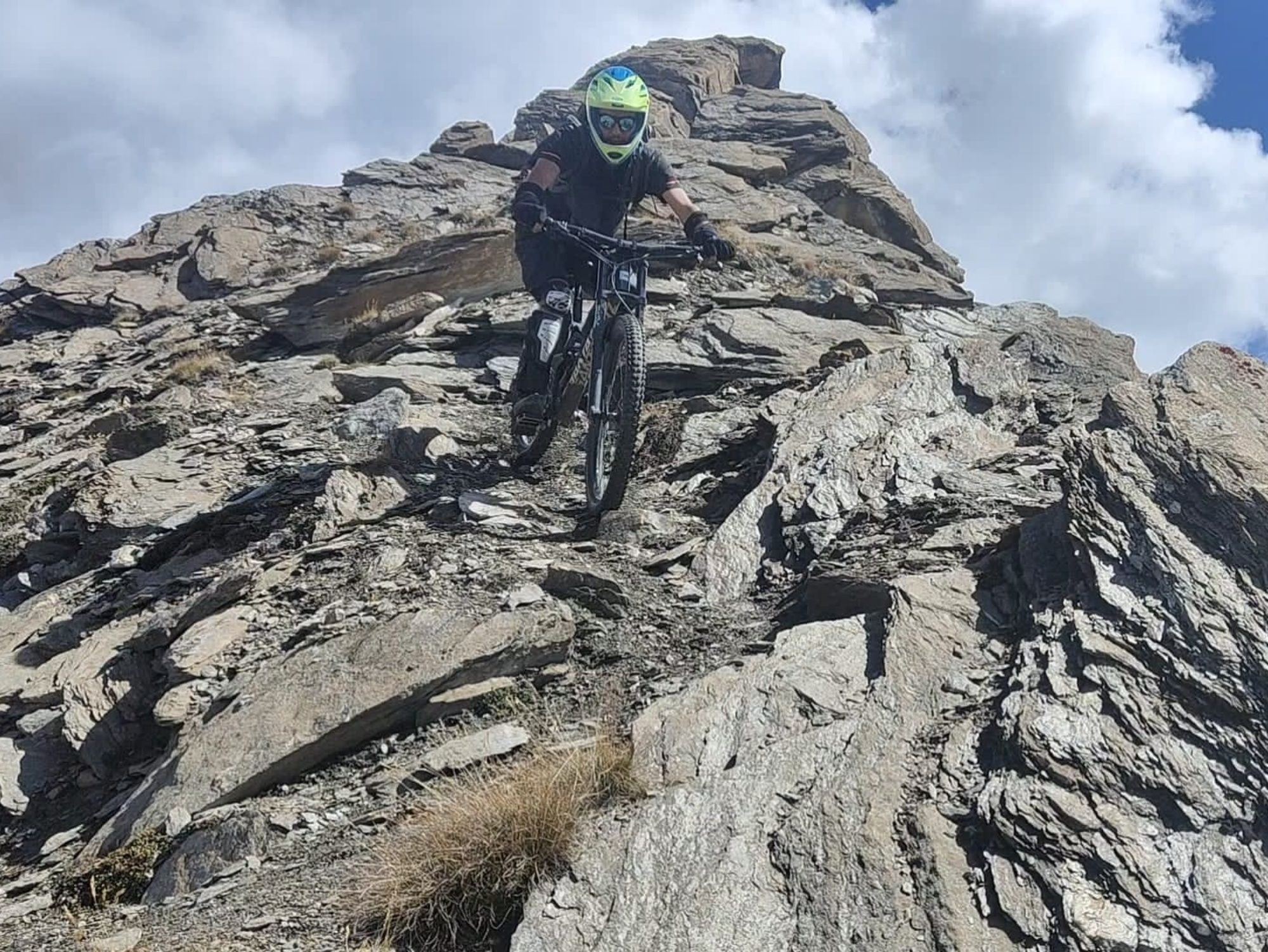 山地自行车向导：与一群人在采尔马特的山上进行的骑行之旅。