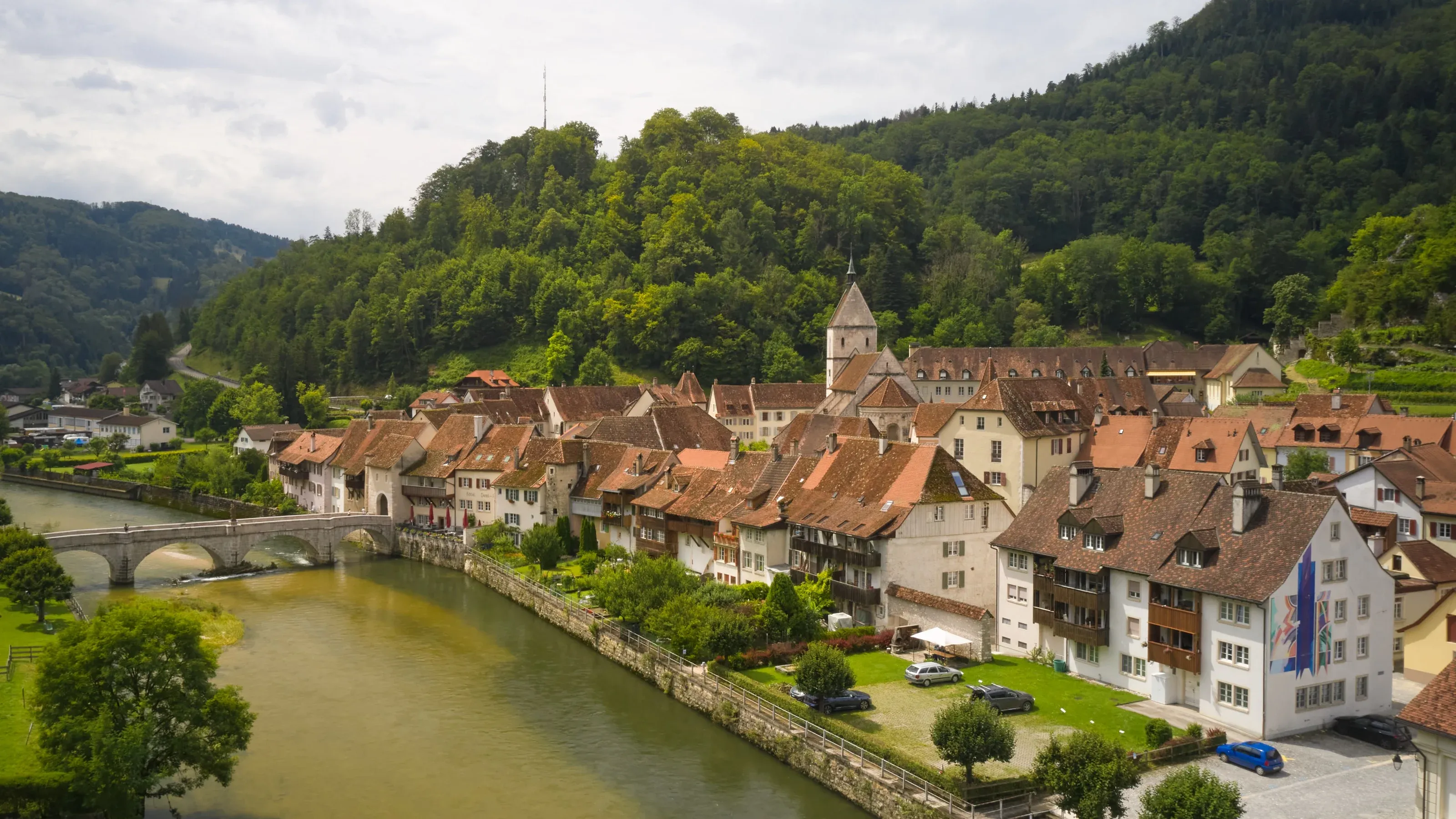 도브강과 역사적인 집들이 있는 생 우르상