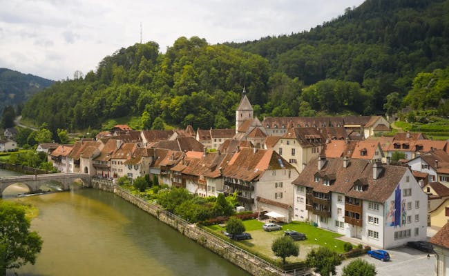 St Ursanne sul Doubs con case storiche e fiume