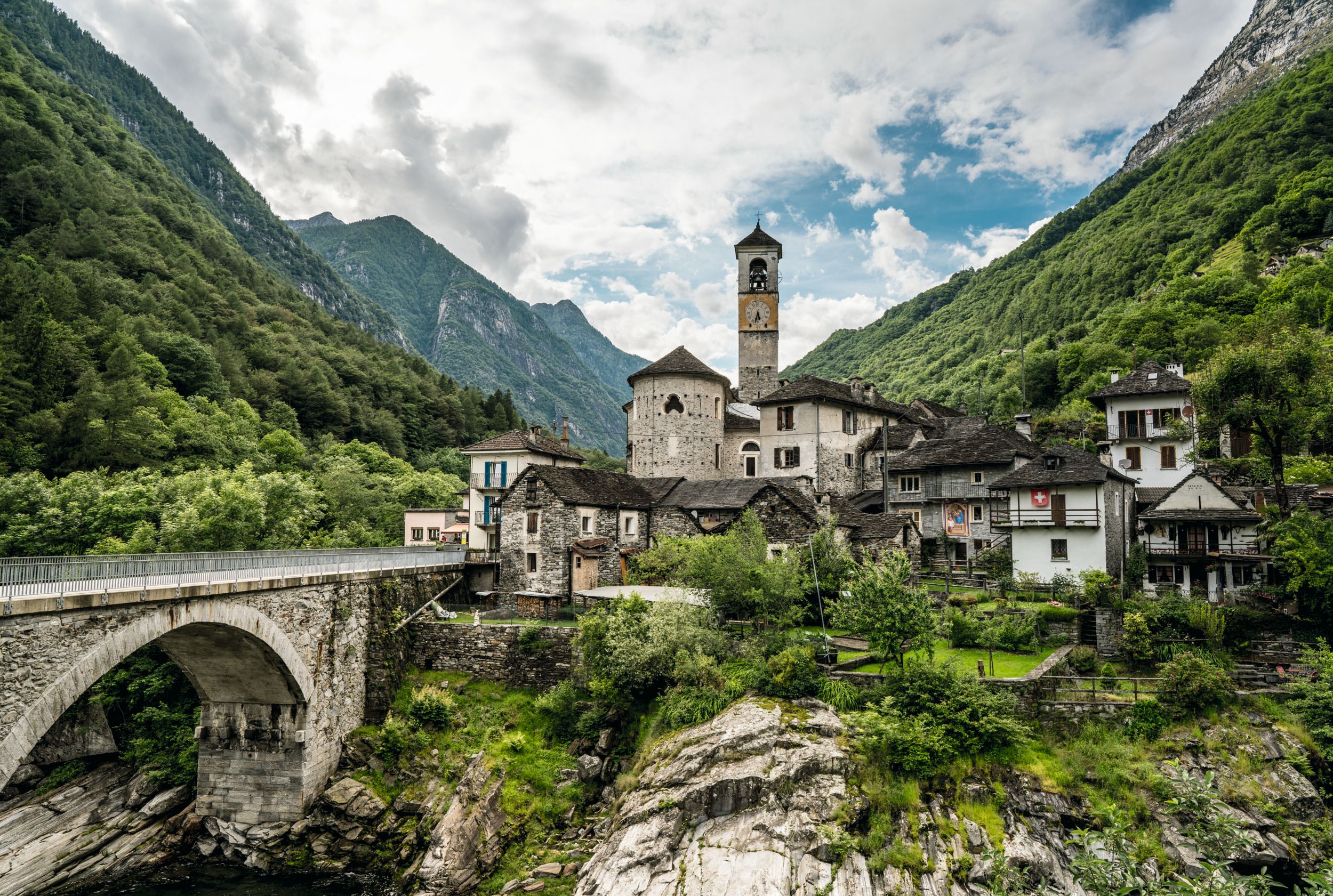 Lavertezzo : village pittoresque dans la vallée de Verzasca avec des bâtiments historiques et une nature douce