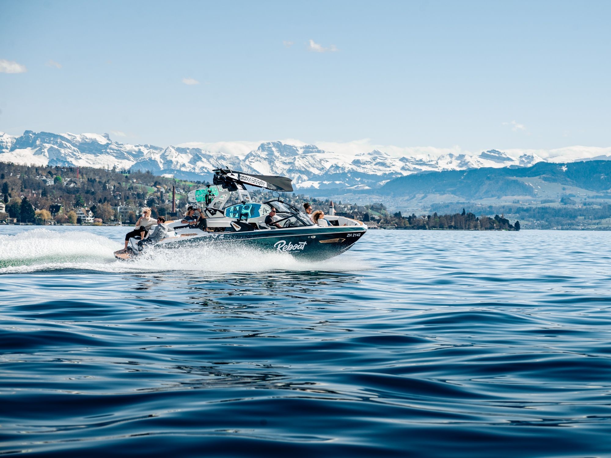Wakesurfen auf dem Zürichsee mit privatem Boot und Blick auf die Alpen