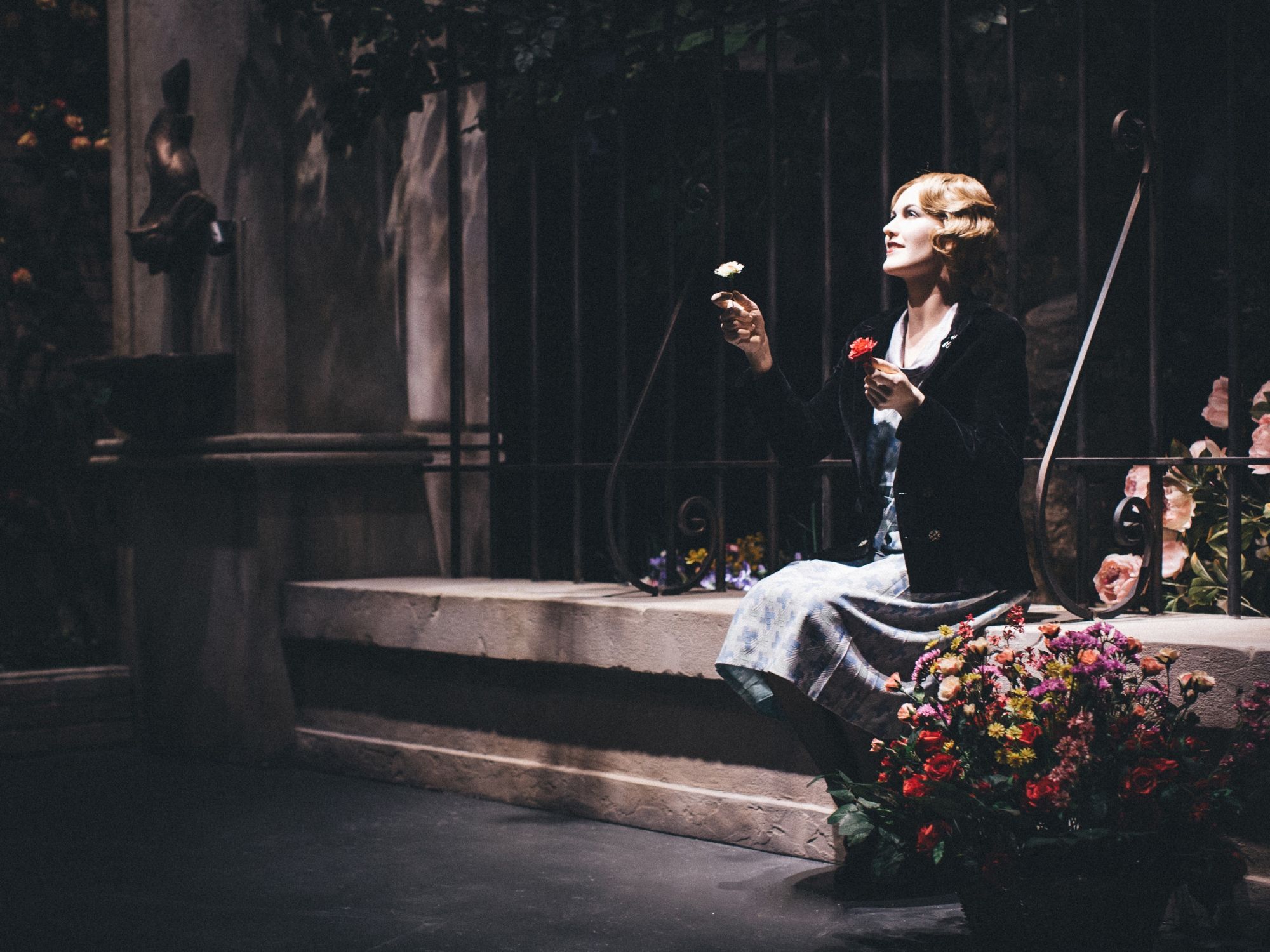 Świat Chaplina: Kobieta trzymająca kwiaty w artystycznym studio w muzeum.