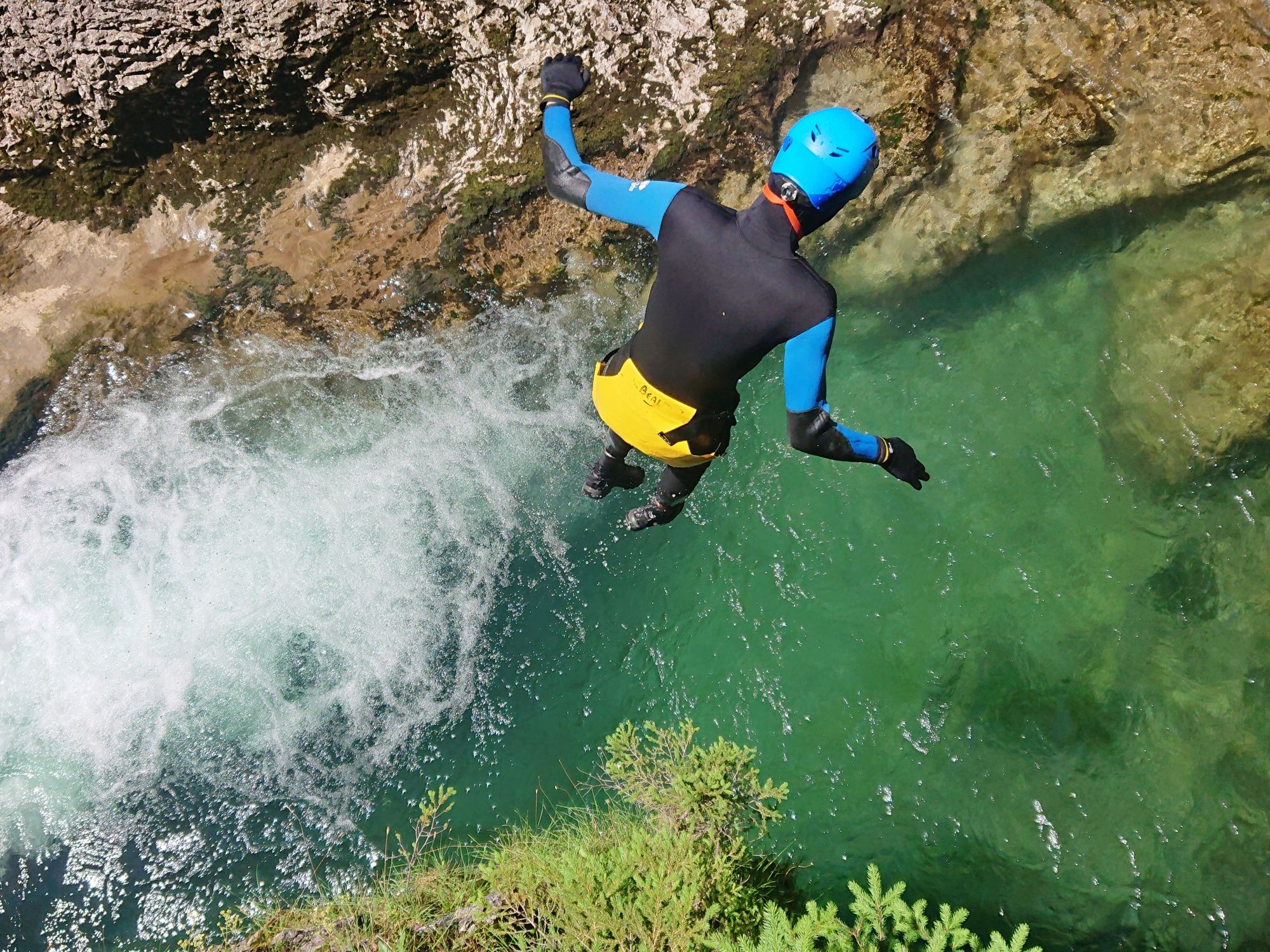 Hongrin: Spring i det klare vand, perfekt til eventyr og naturoplevelser.