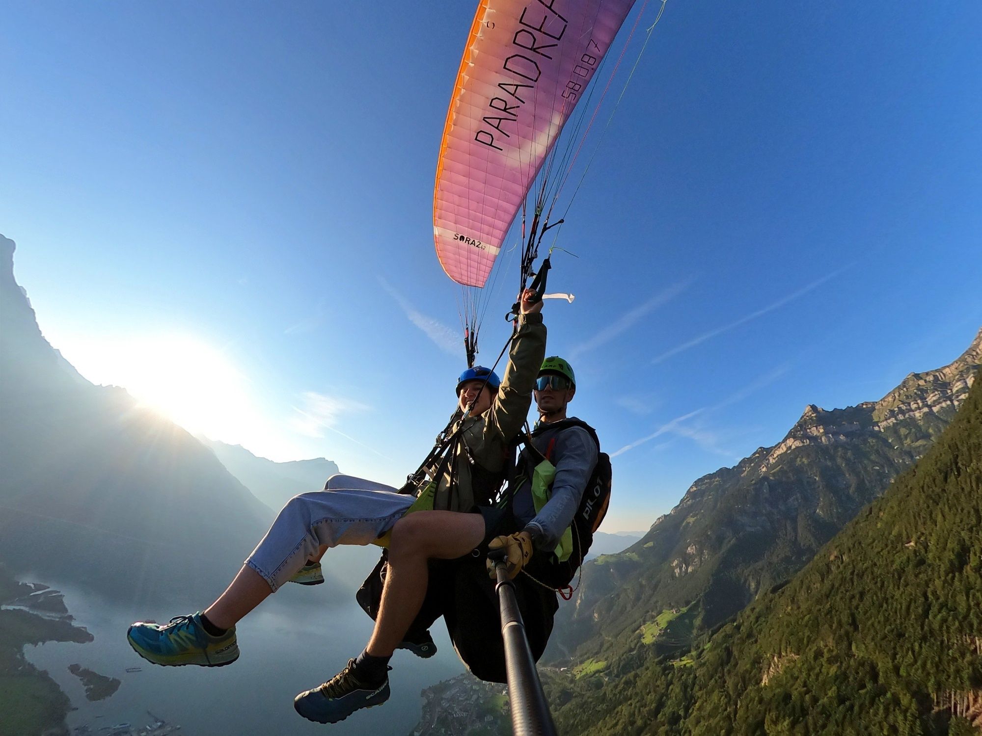 パラグライディング：エッグベルグのタンデムフライトで緑の谷と山々を眺める。