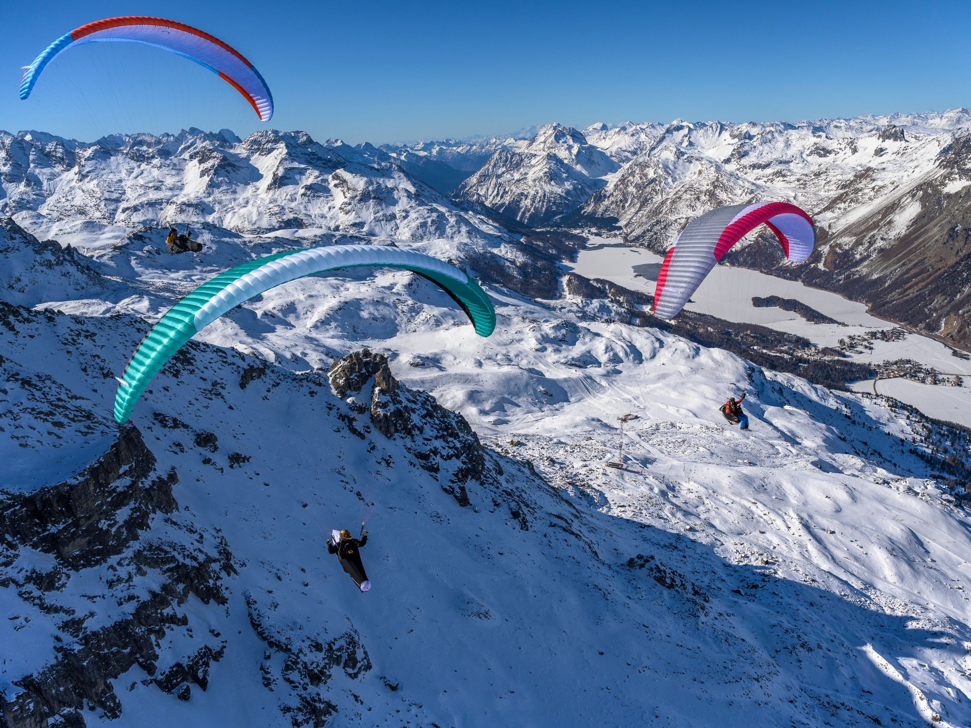 Parapente no Engadin: Voar sobre montanhas cobertas de neve e paisagens impressionantes.